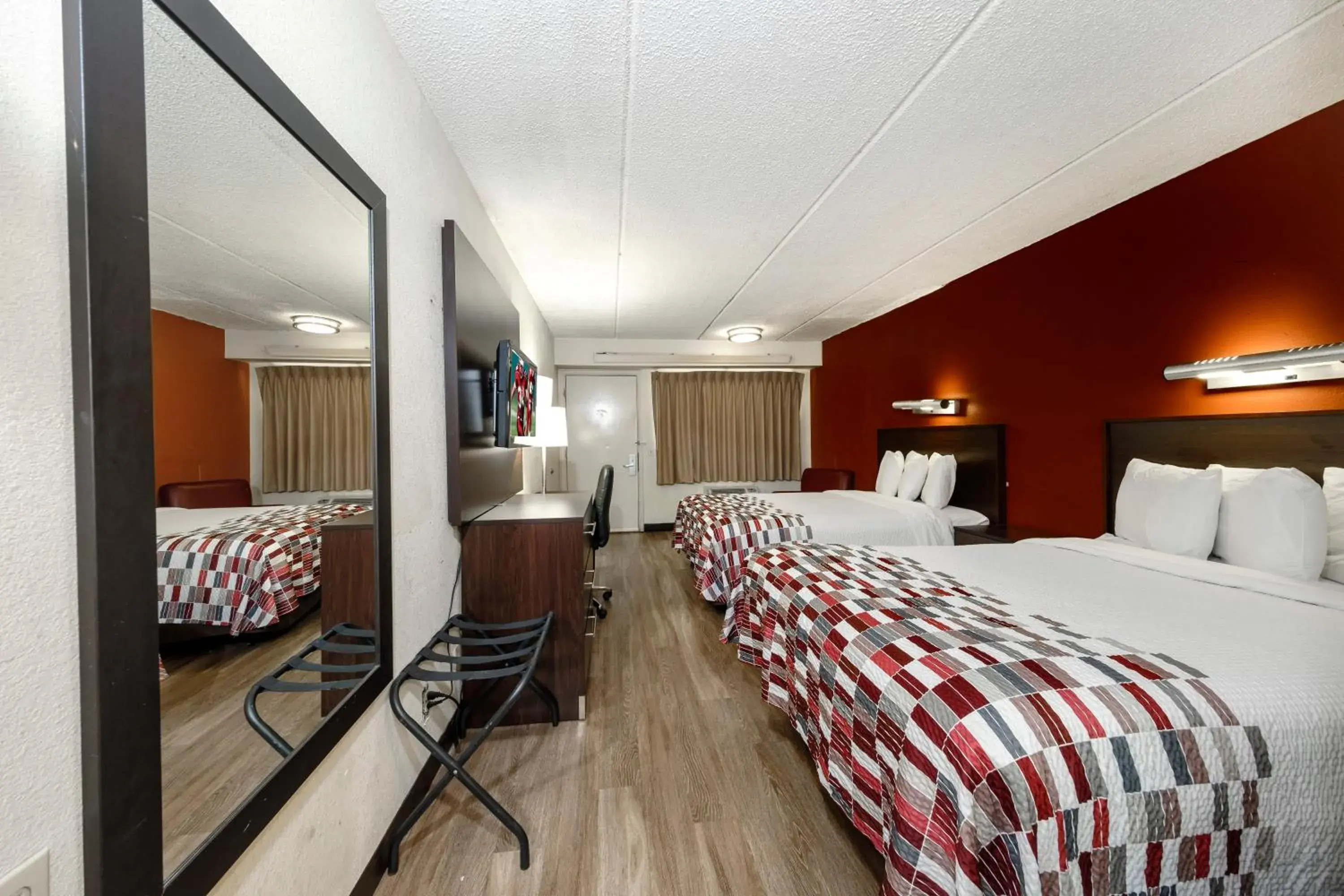 Photo of the whole room, Bed in Red Roof Inn Tampa - Brandon