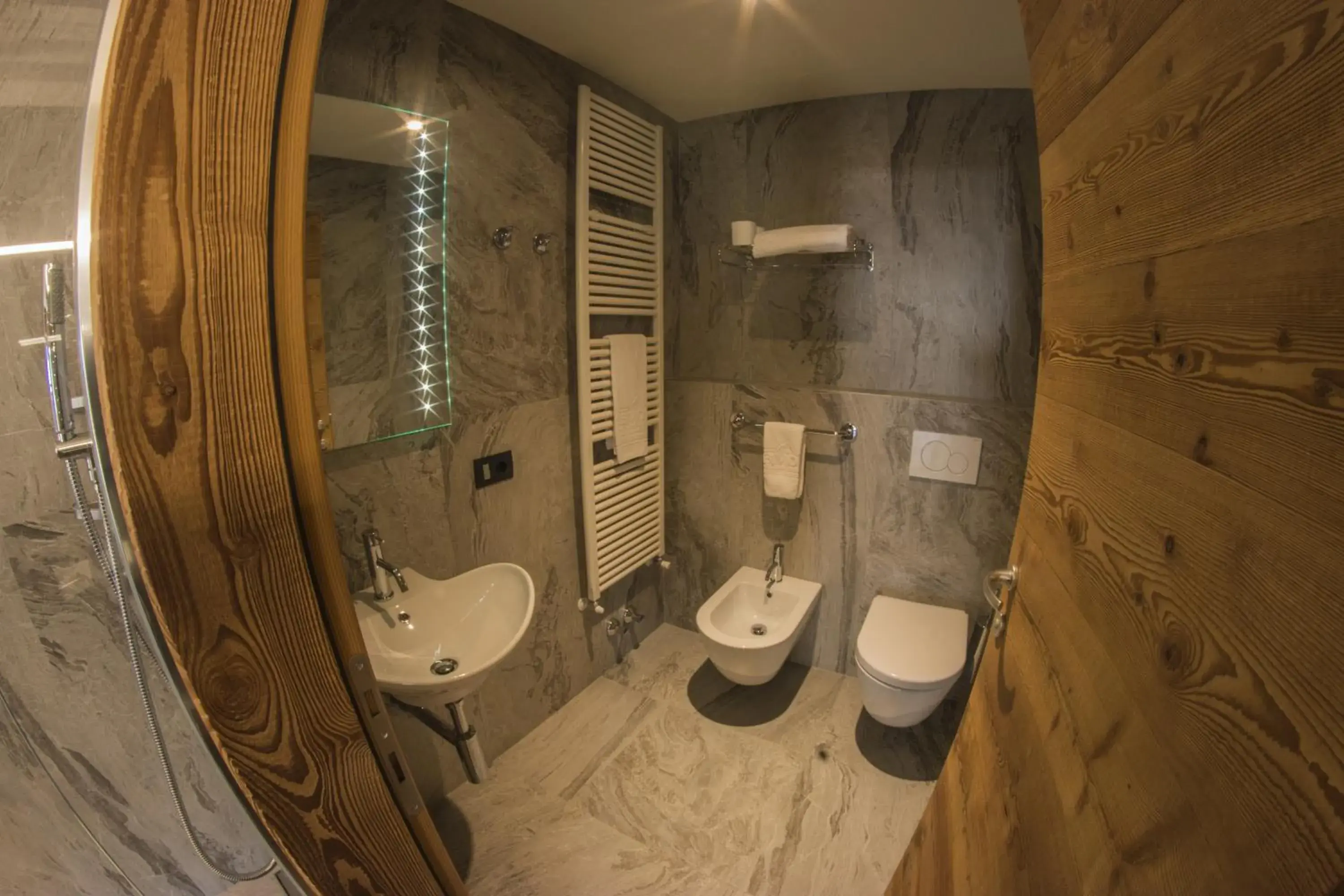 Shower, Bathroom in Hotel Bivio