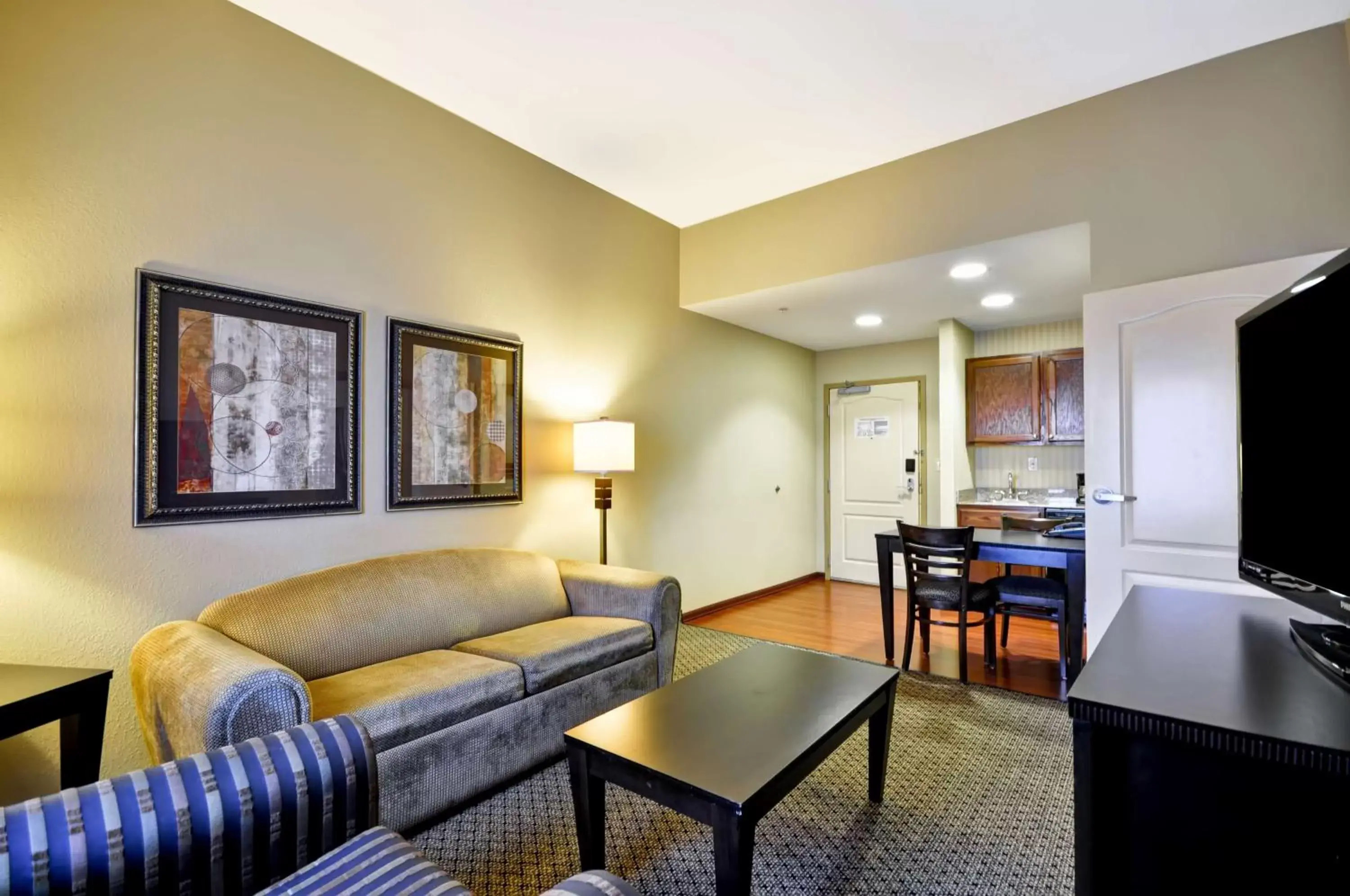 Living room, Seating Area in Homewood Suites by Hilton Tulsa-South