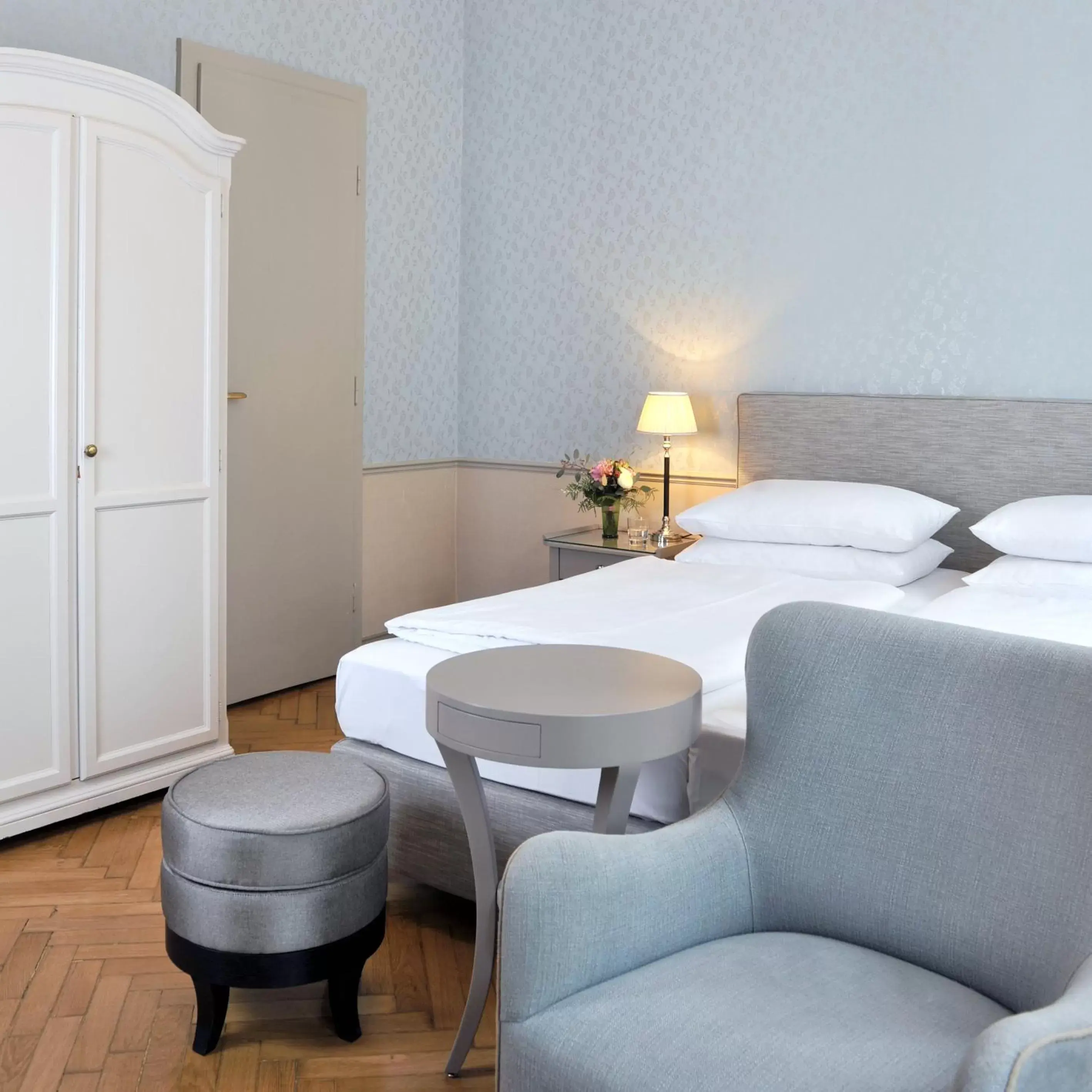 Bed, Bathroom in Hotel Kärntnerhof