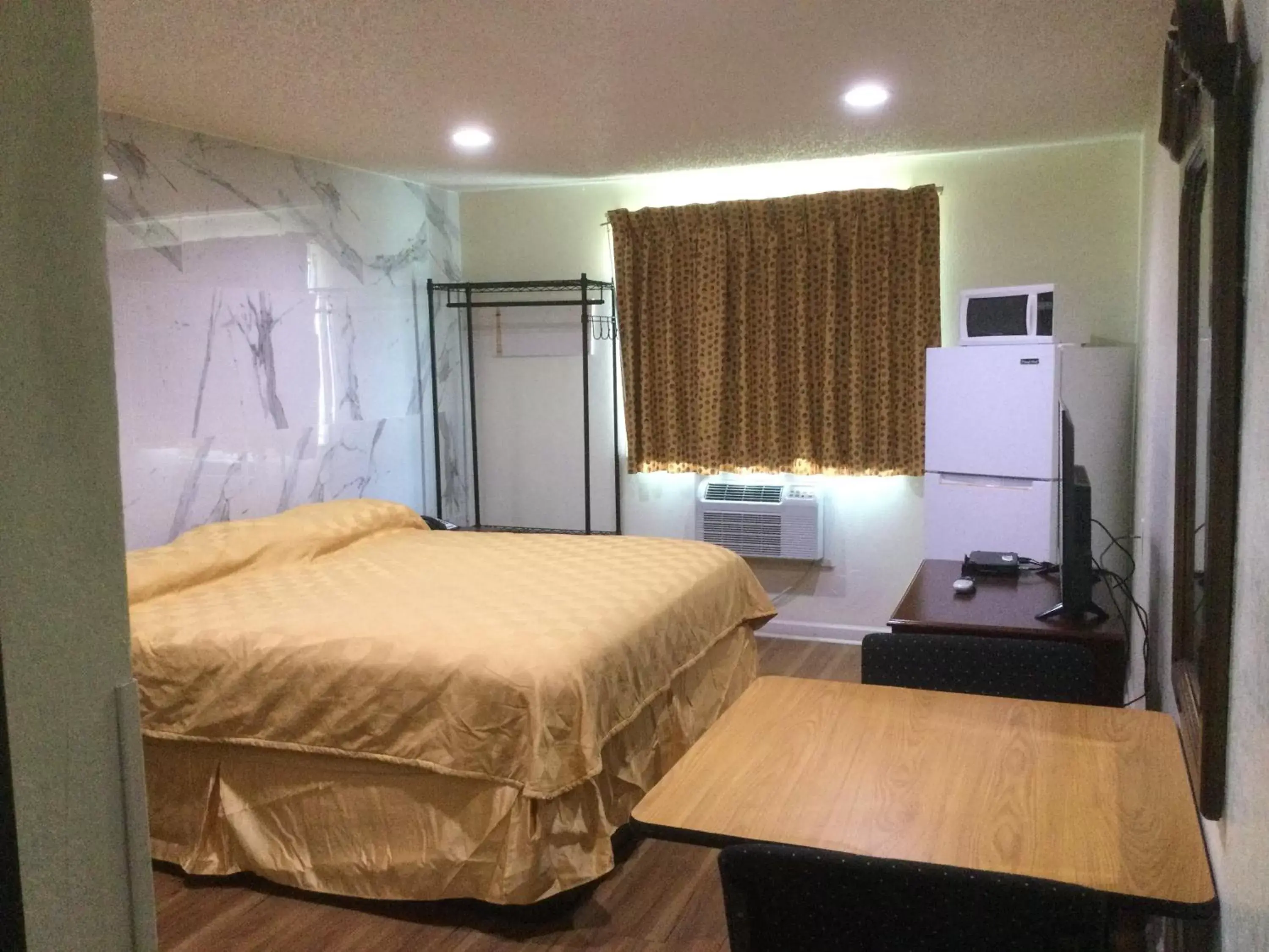 Photo of the whole room, Bed in Americas Express Inn Rocky Mount Photo of the whole room, Bed in Americas Express Inn Rocky Mount