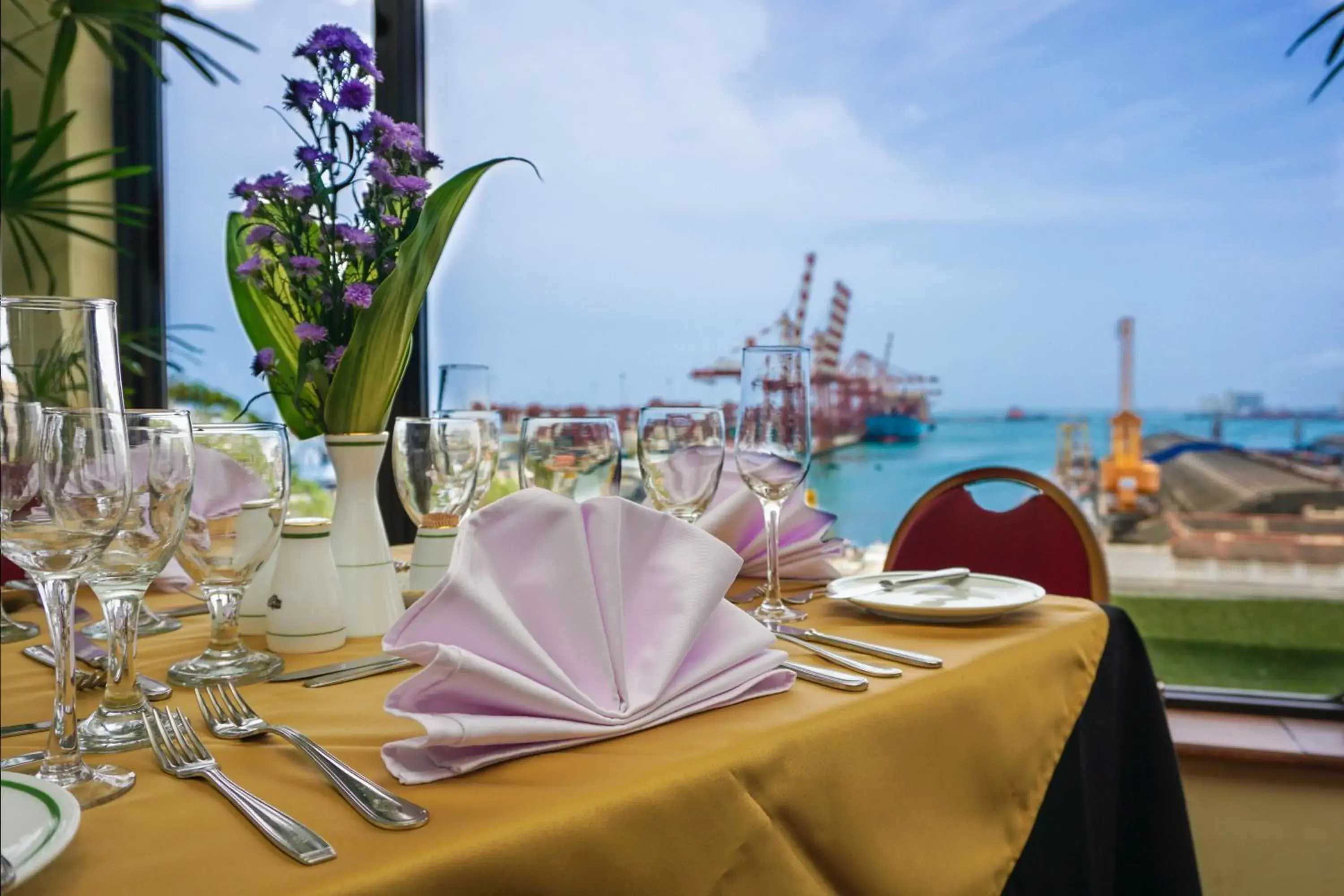 Restaurant/places to eat in Grand Oriental Hotel Restaurant/places to eat in Grand Oriental Hotel
