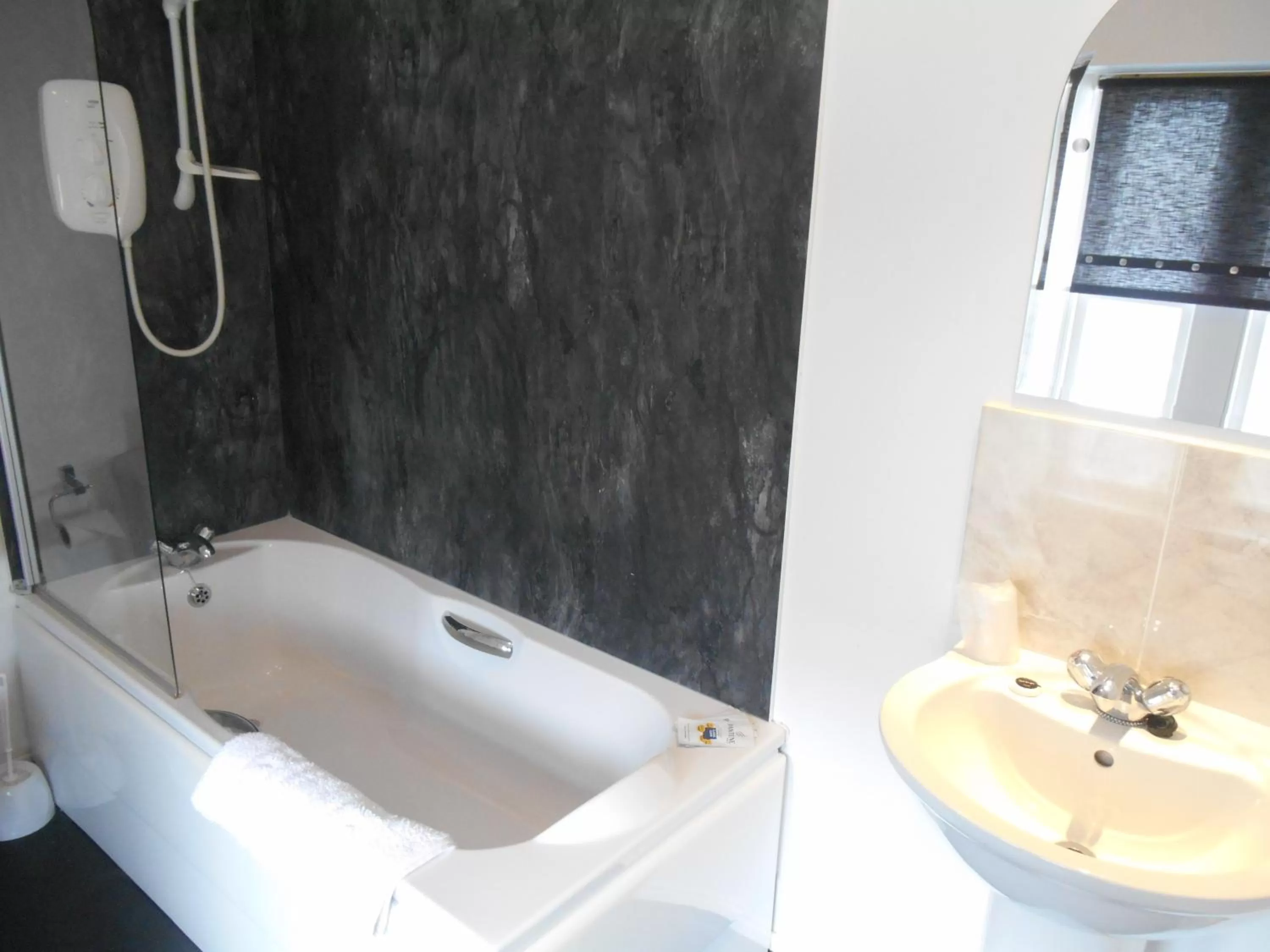 Bathroom in Airlie Arms Hotel