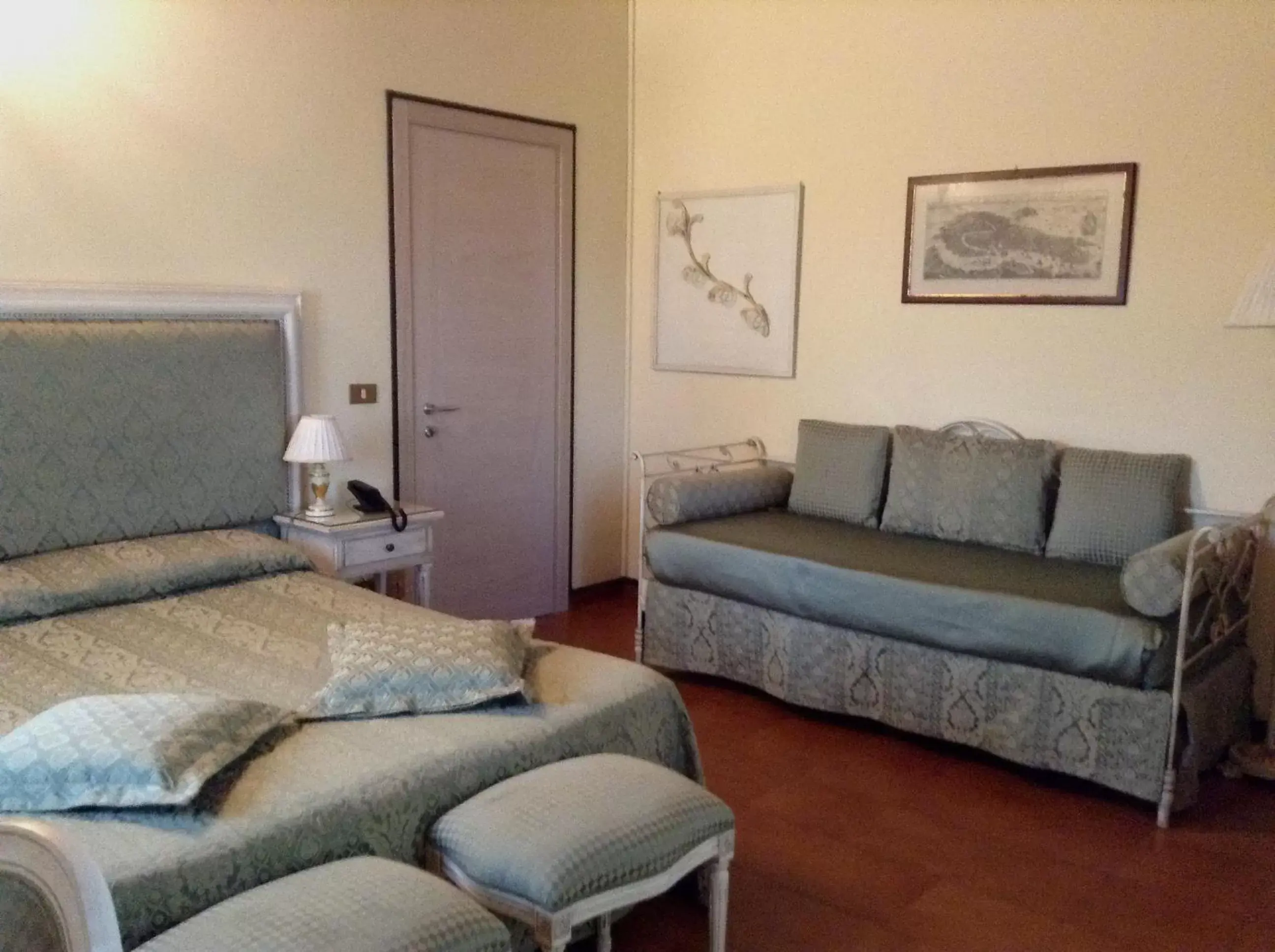 Bed, Seating Area in Hotel Antica Fenice