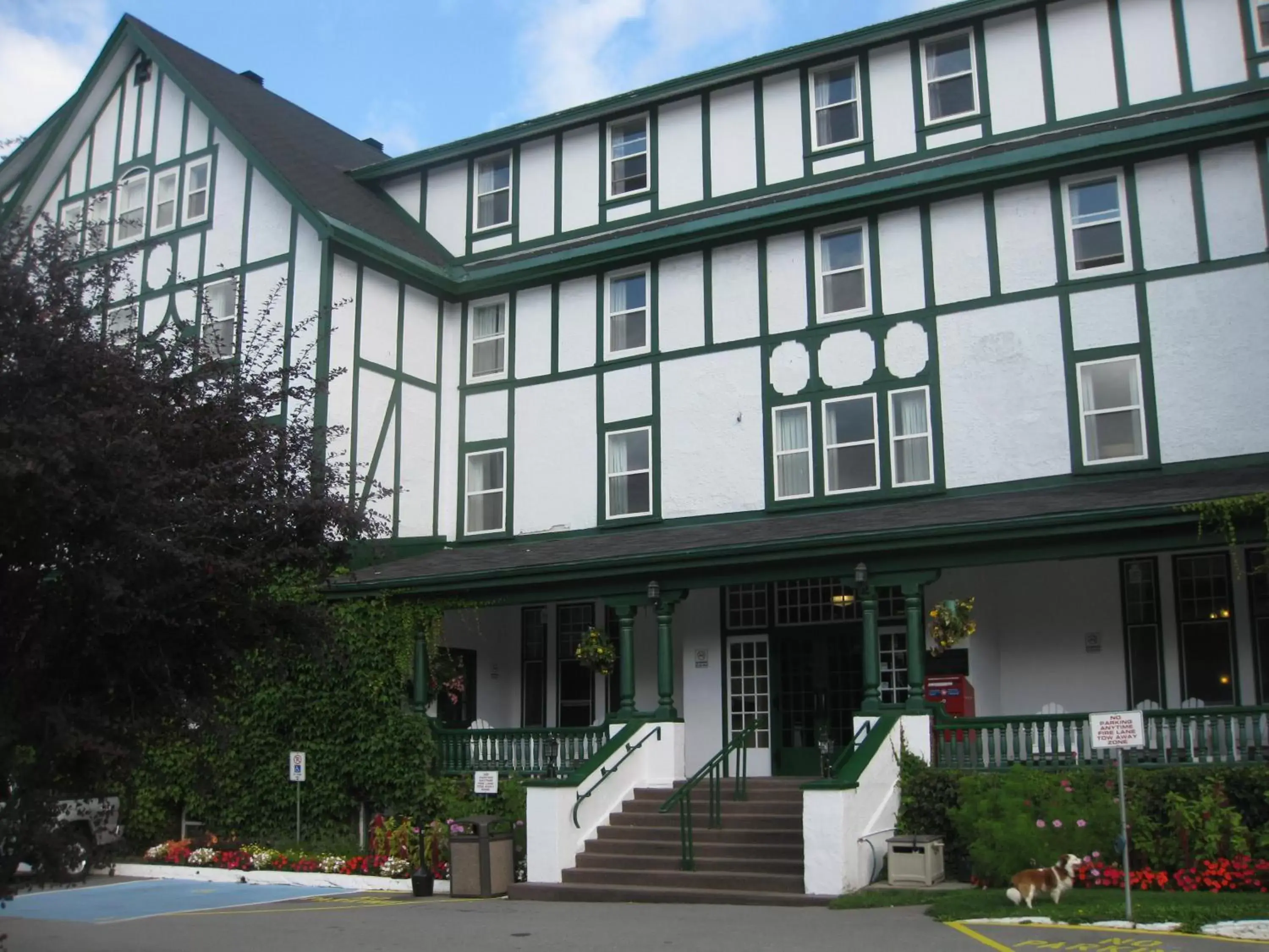 Facade/entrance in Glynmill Inn