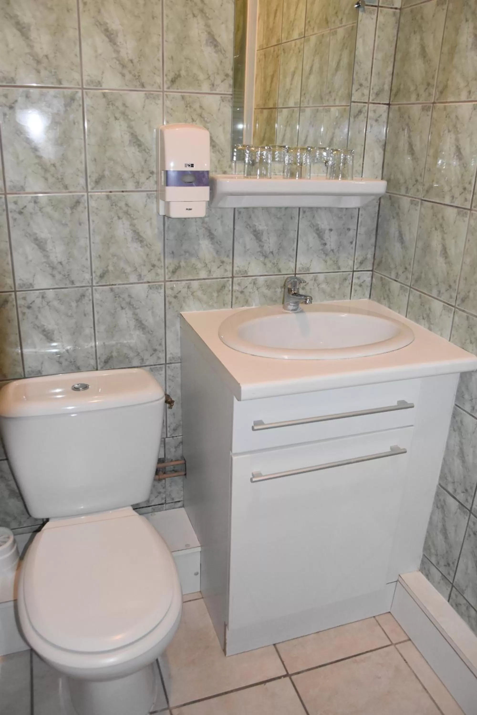 Toilet in Hotel Gai Relais