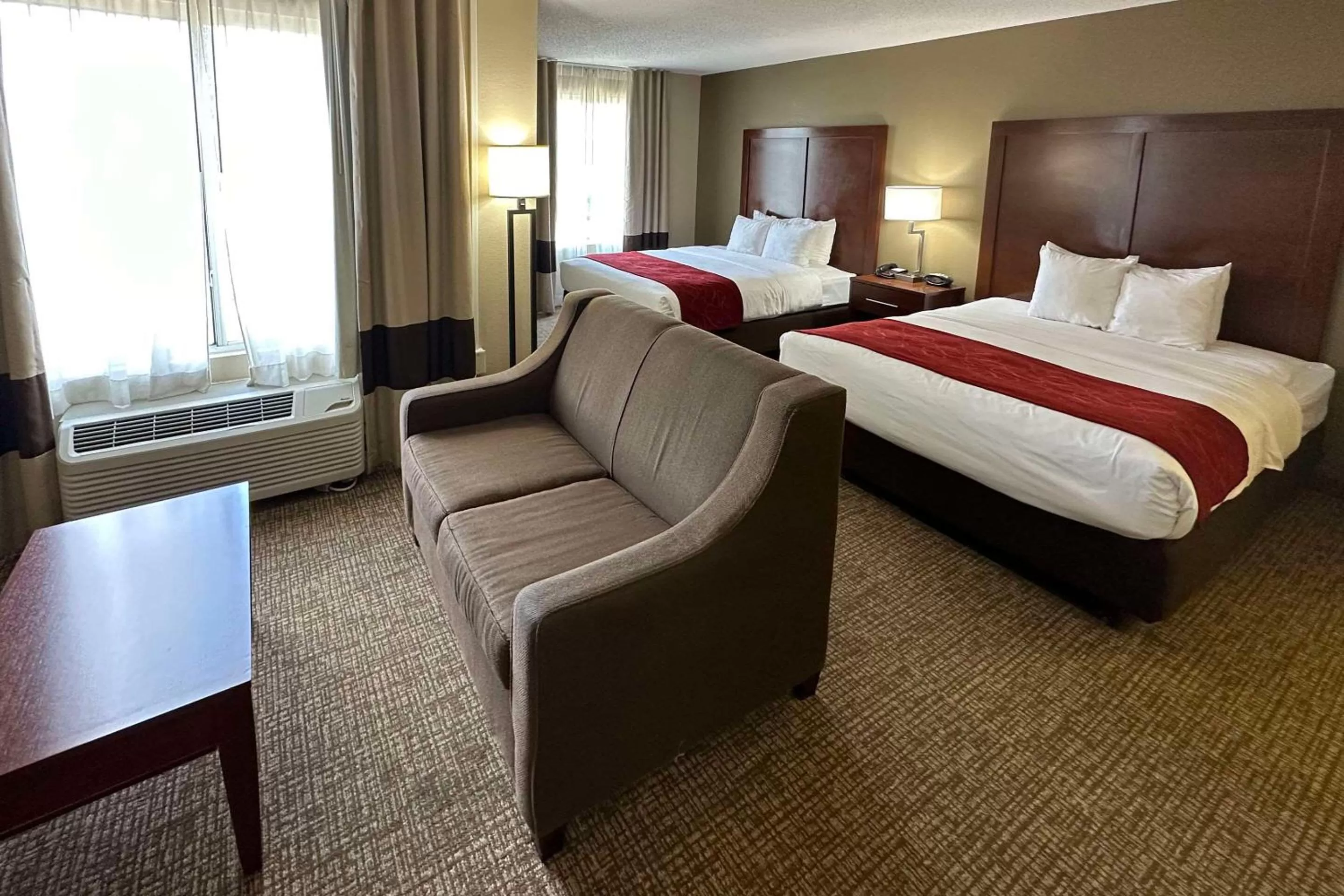 Bedroom, Bed in Comfort Suites Airport