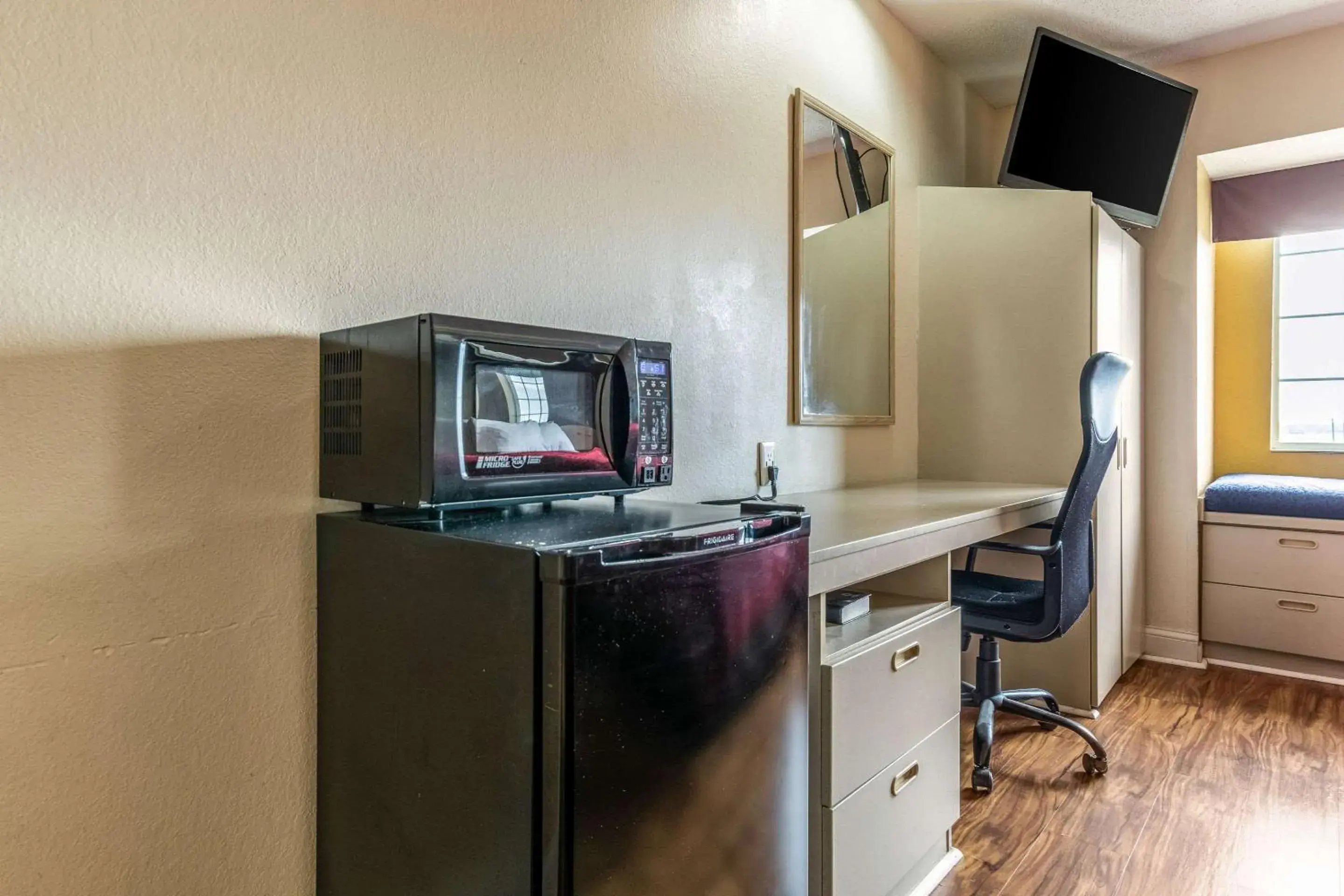 Photo of the whole room, TV/Entertainment Center in Econo Lodge Inn & Suites Evansville