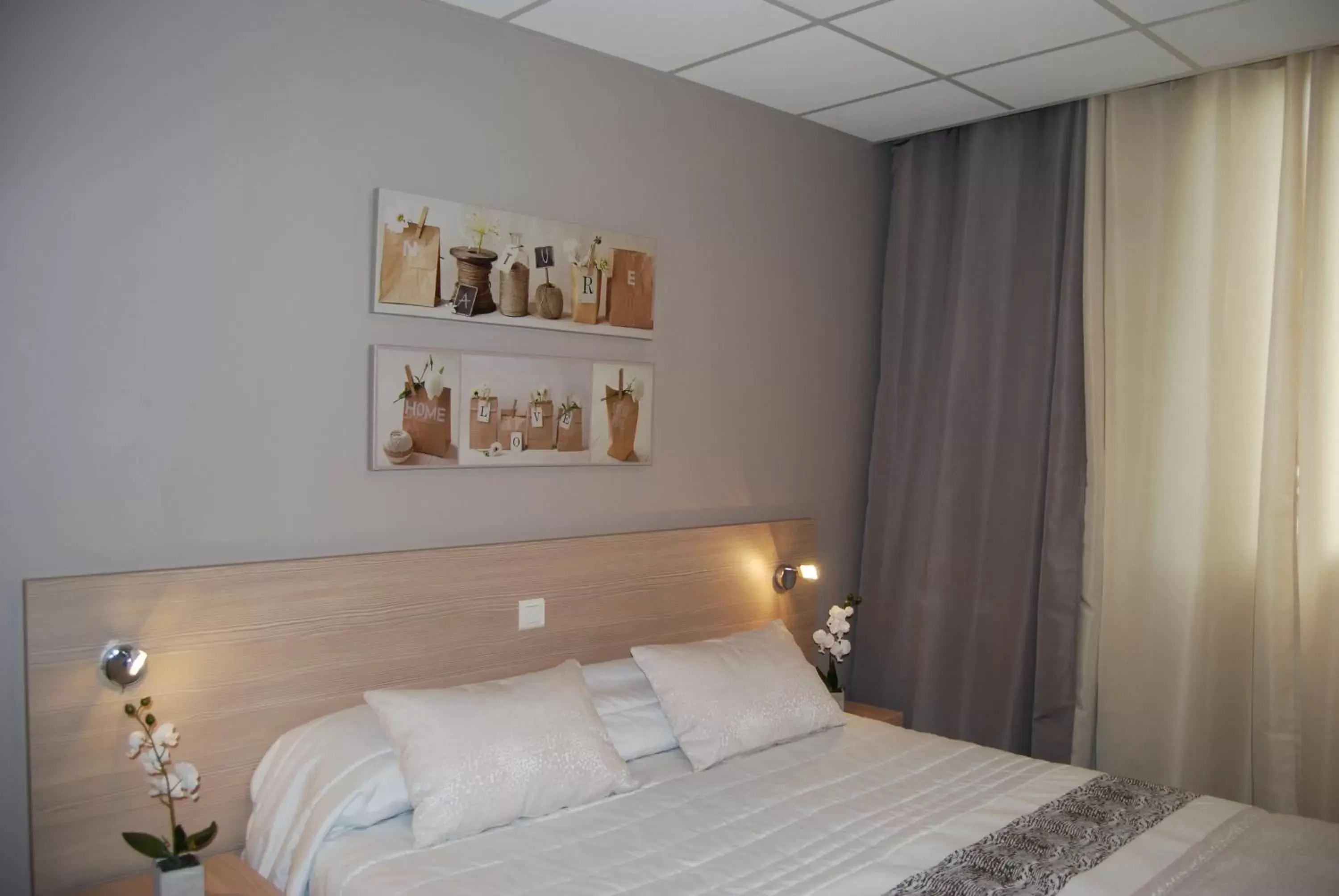 Property building, Bed in Logis Hôtel Restaurant du Midi - Rodez Centre Property building, Bed in Logis Hôtel Restaurant du Midi - Rodez Centre