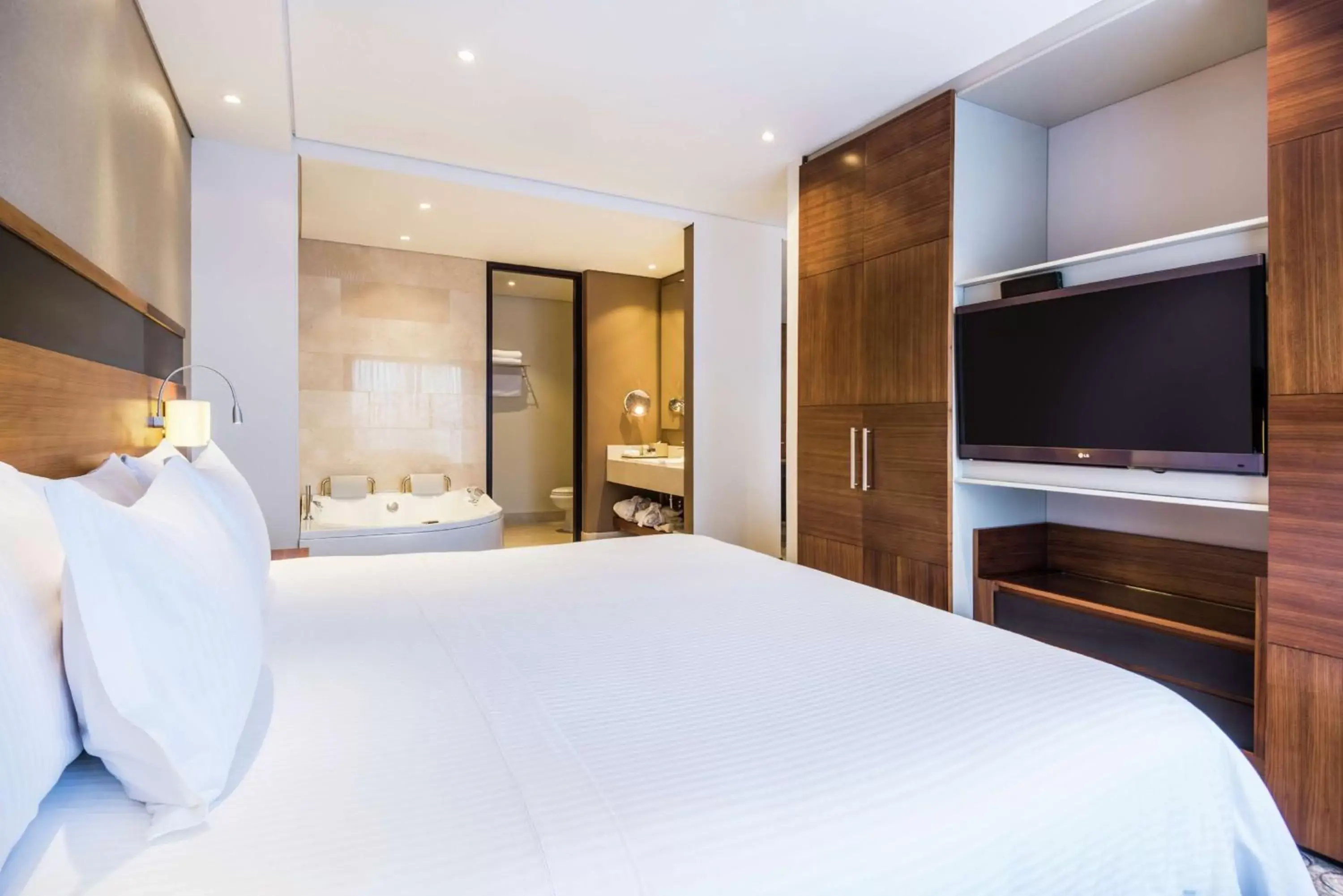 Bathroom, Bed in DoubleTree by Hilton Bogota Parque 93