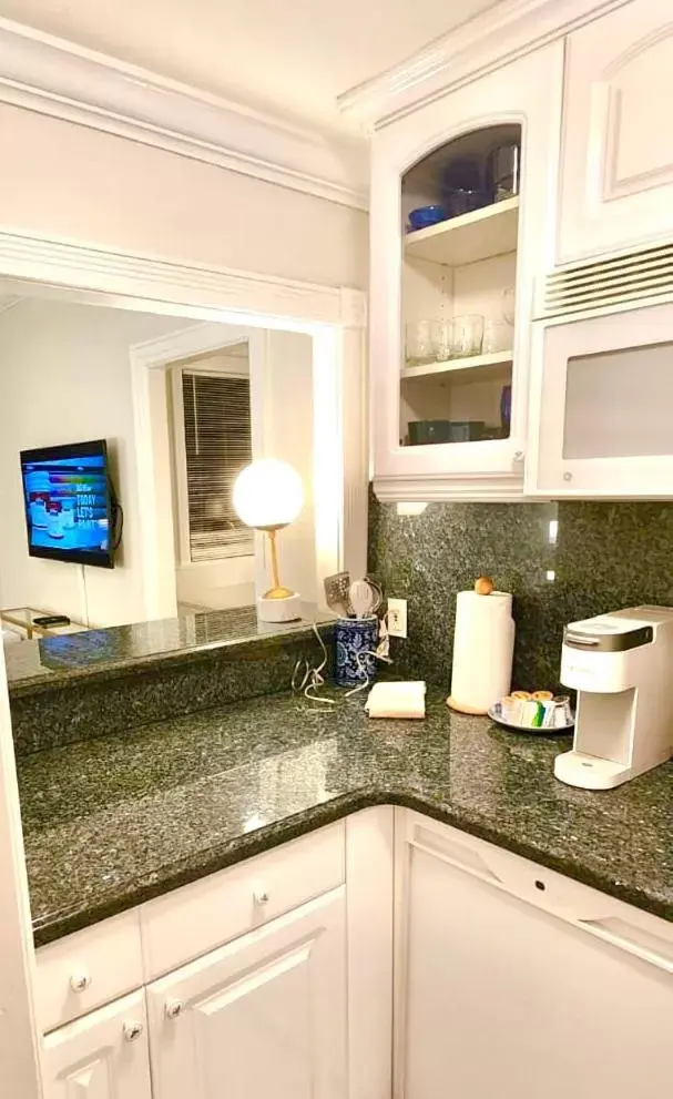 Kitchen or kitchenette, Bathroom in Tropicals of Palm Beach
