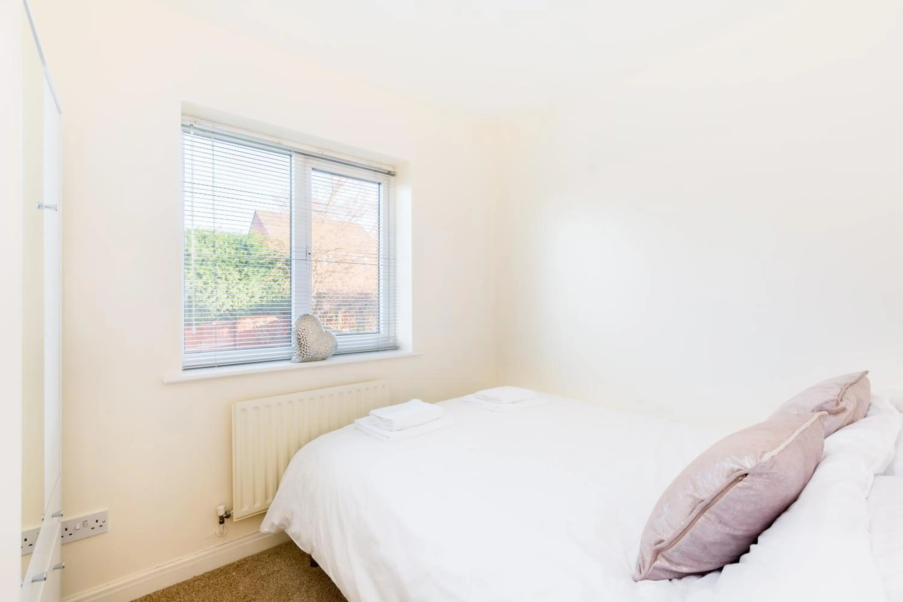 Bedroom, Bed in Drayton Manor House FREE parking