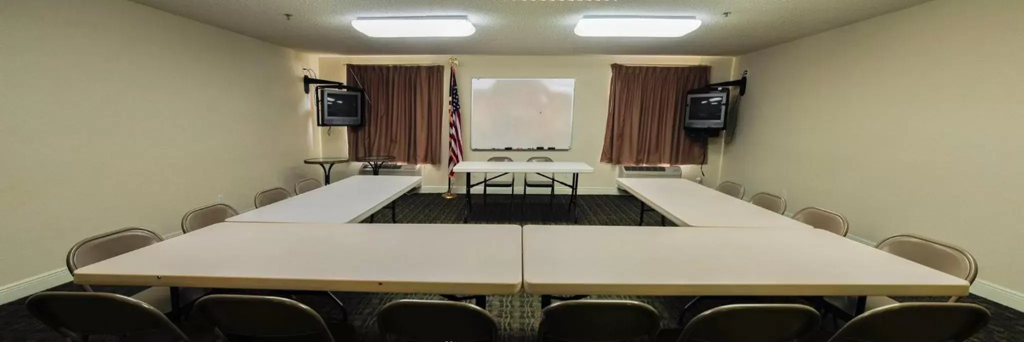 Meeting/conference room in Red Roof Inn & Suites Pensacola East - Milton