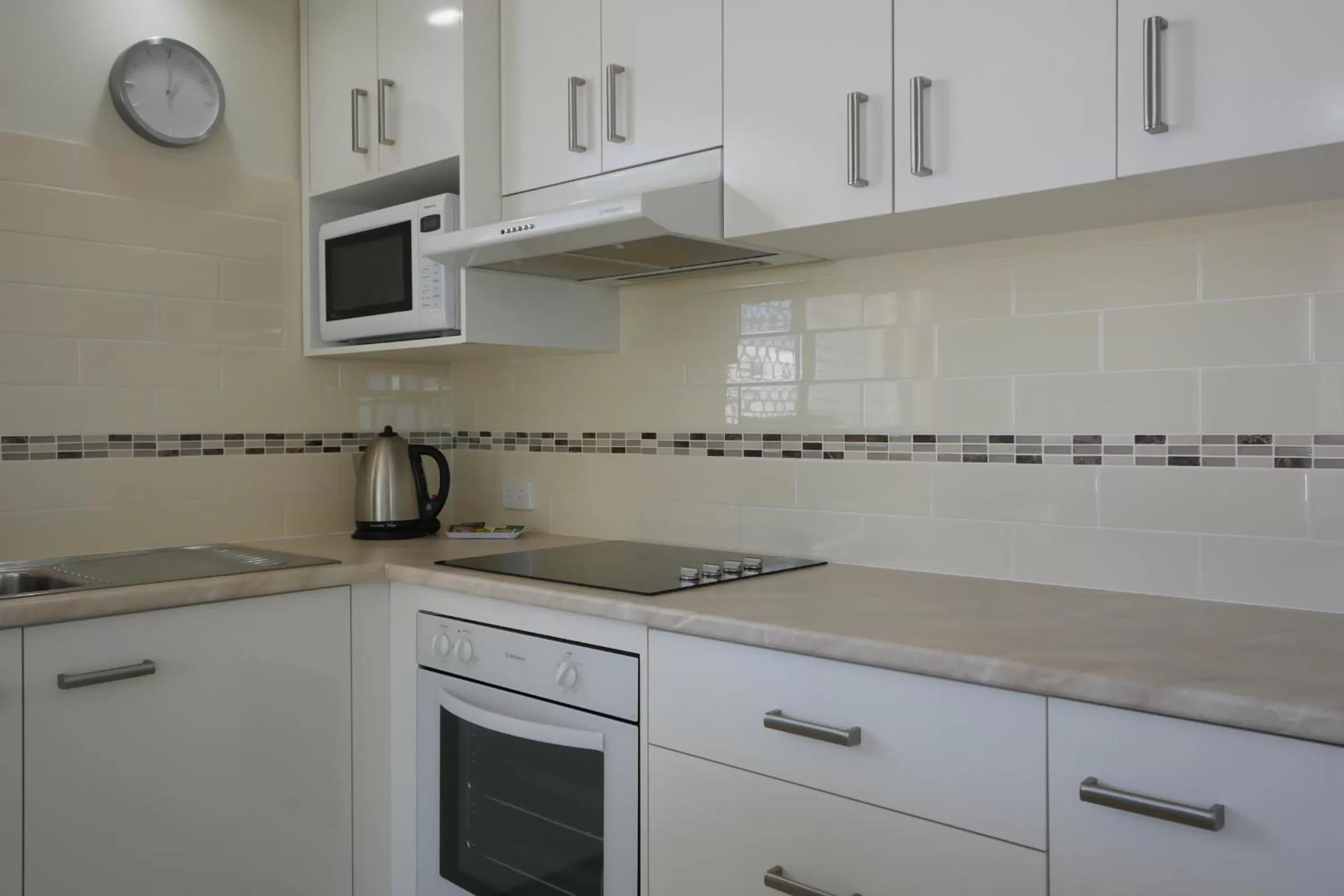 Kitchen or kitchenette in Merrima Court Holidays
