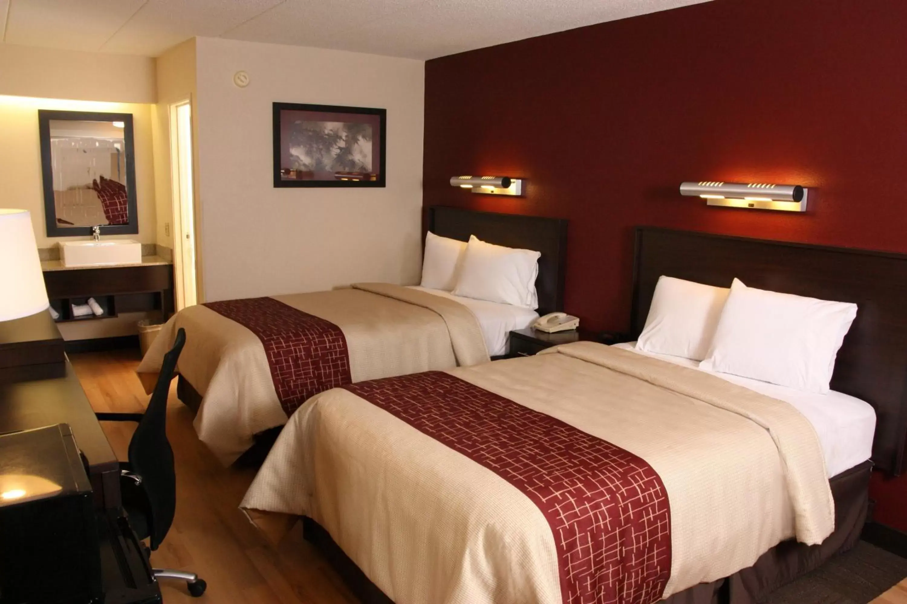 Photo of the whole room, Bed in Red Roof Inn PLUS+ Philadelphia Airport