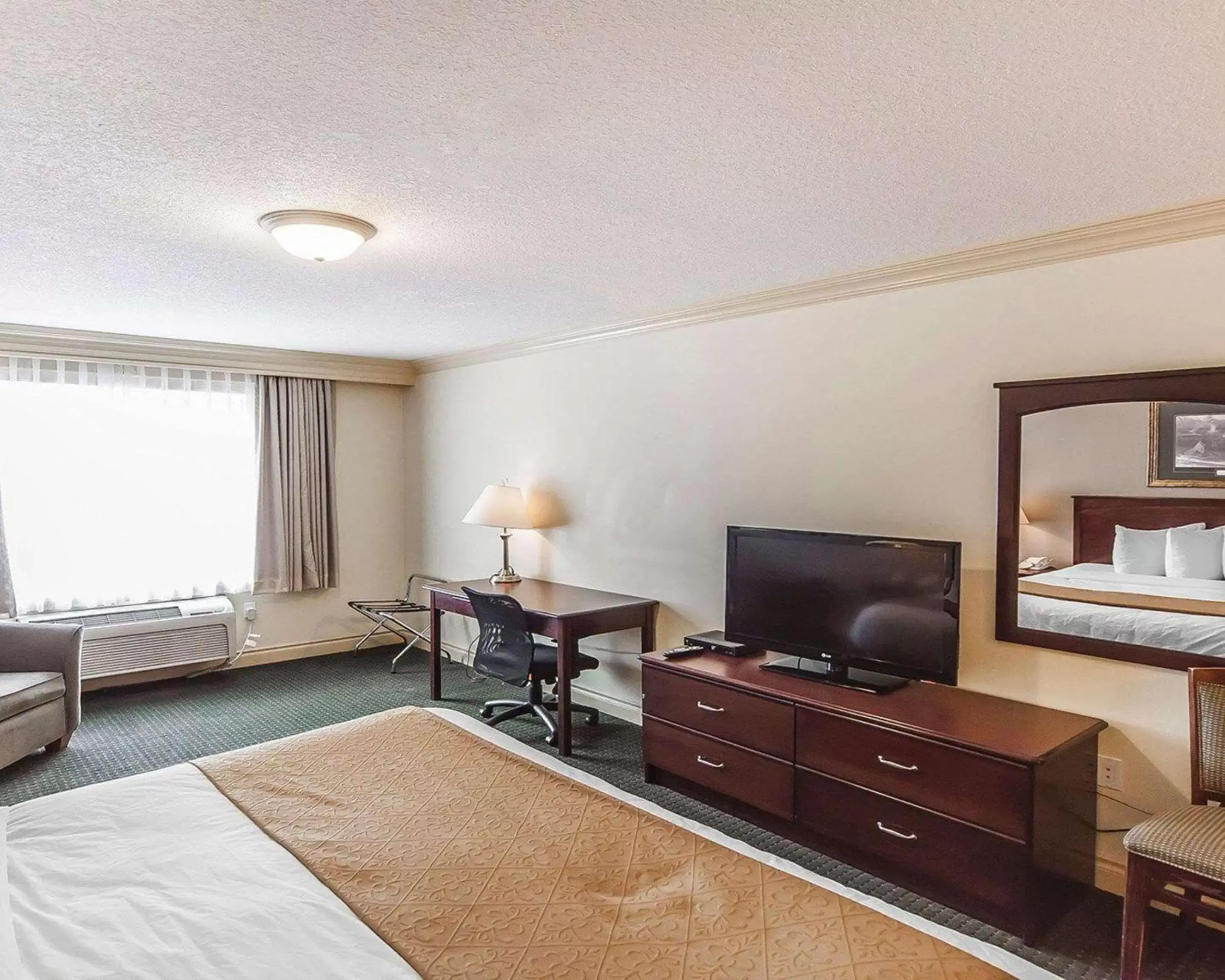 Photo of the whole room, TV/Entertainment Center in Quality Inn & Suites Hinton