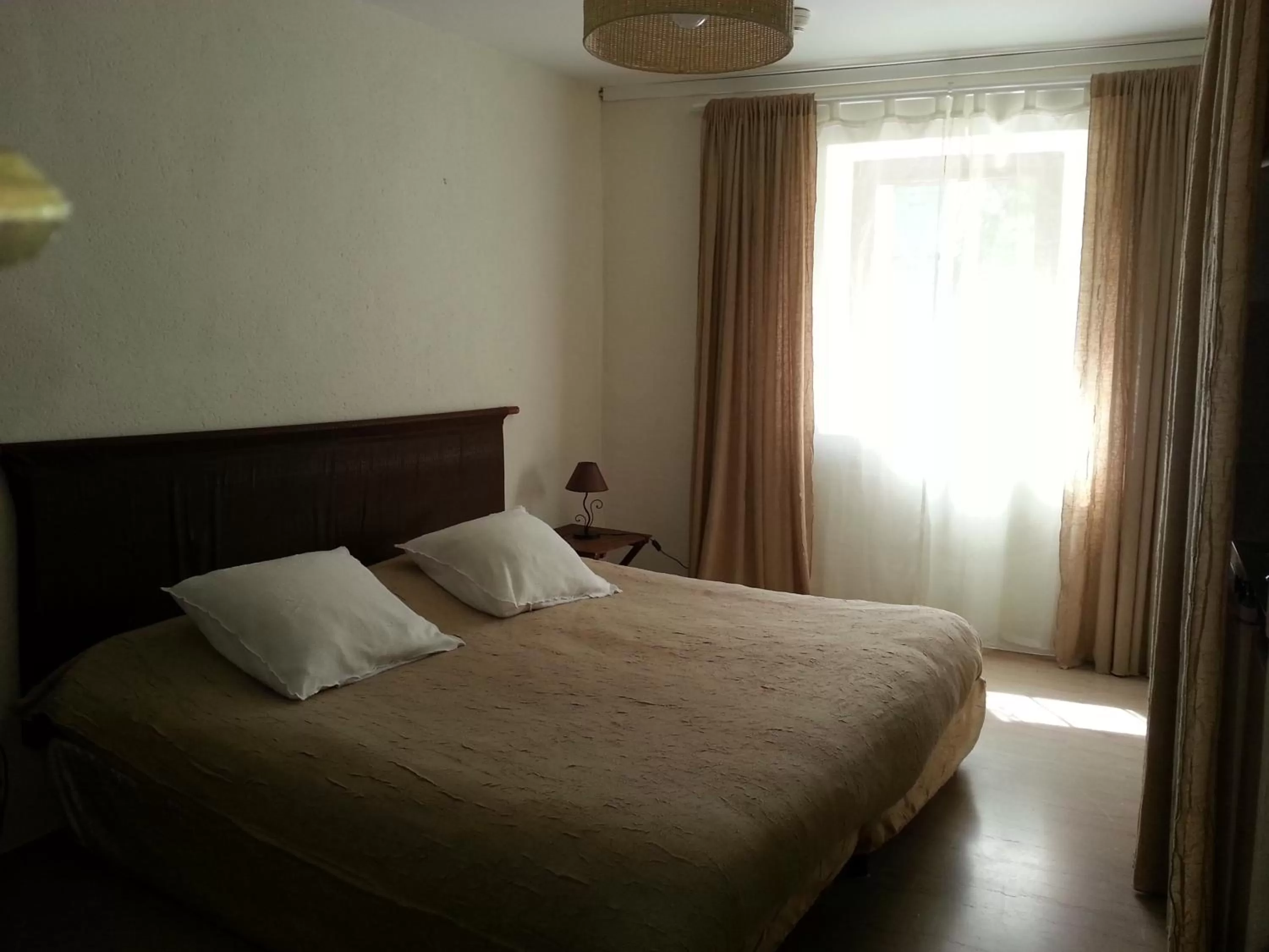 Bed in Hôtel la Fête en Provence