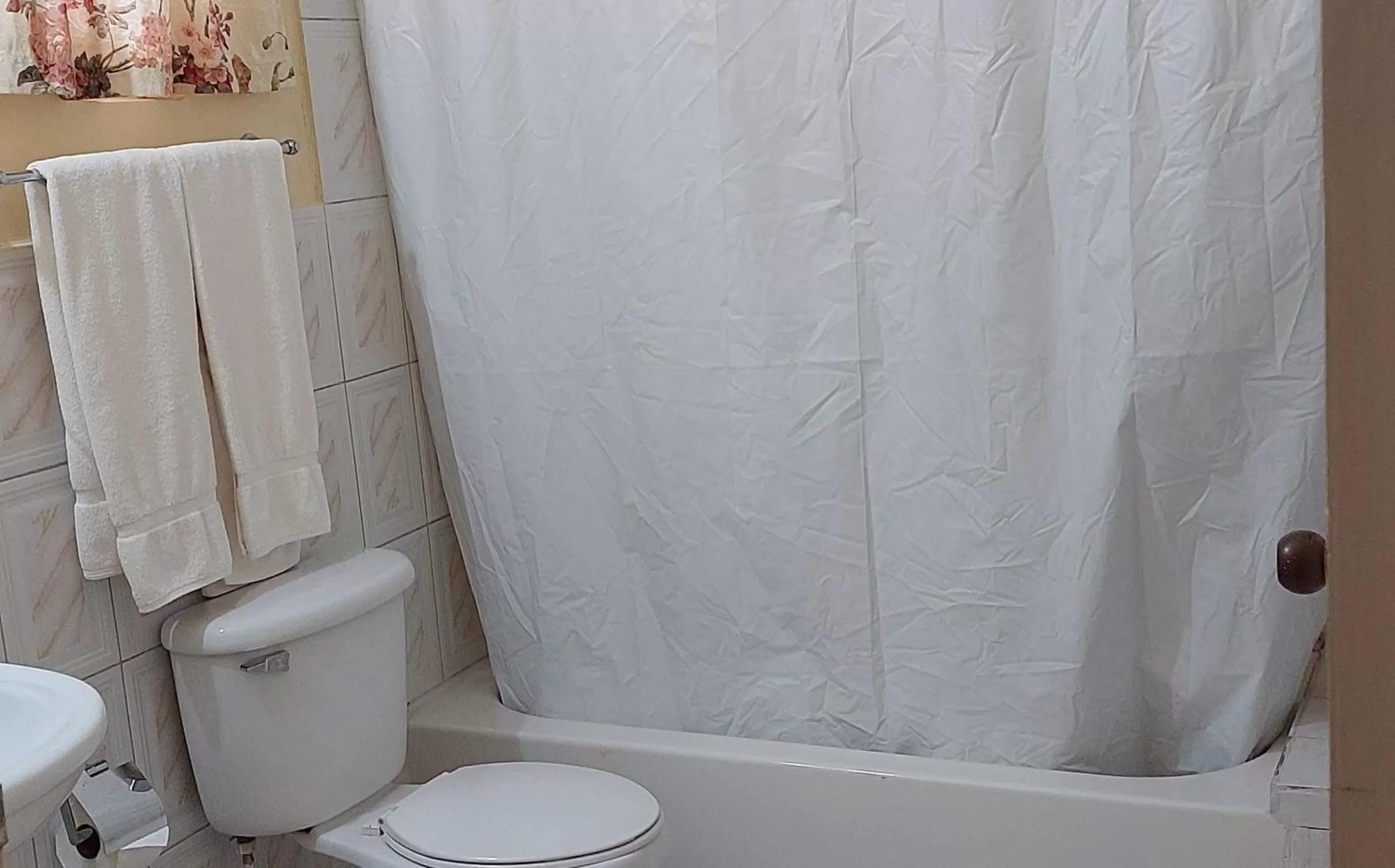 Bathroom in Yellow Bird Sea