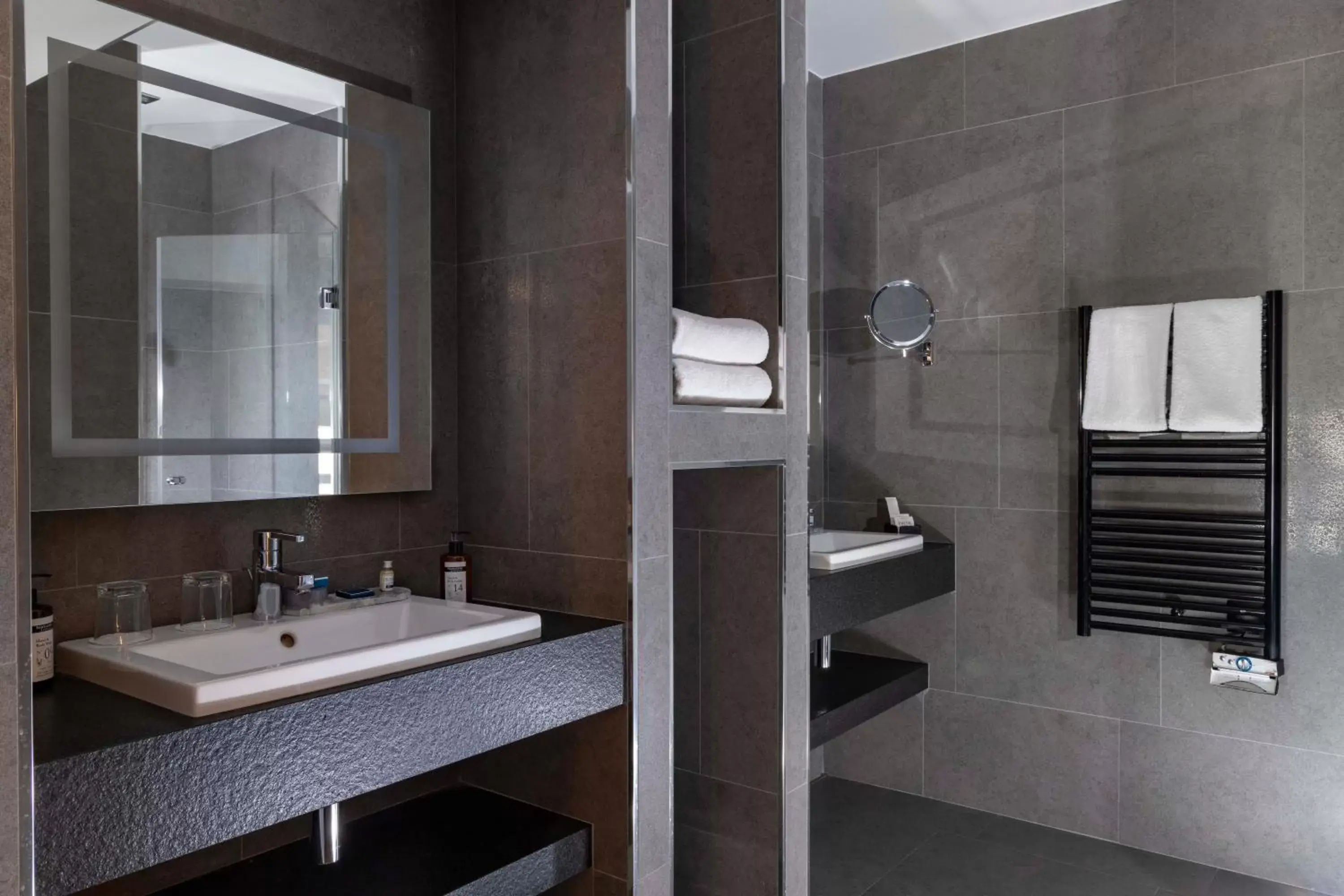Shower, Bathroom in Hôtel Opéra Liège