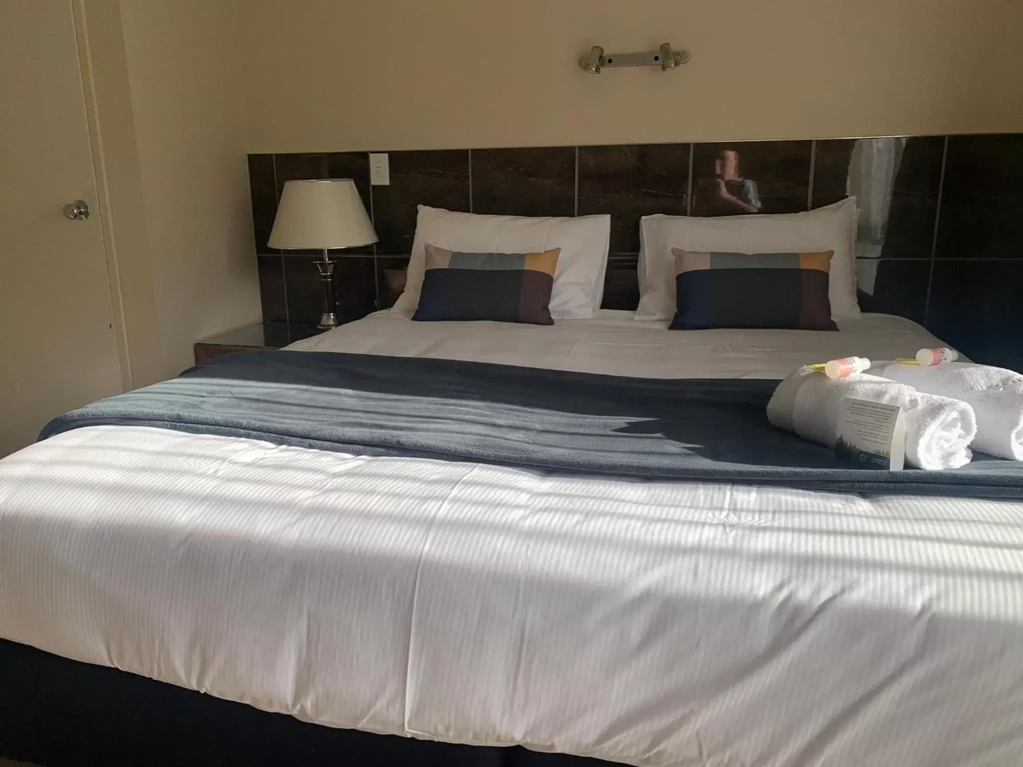 Bed in Admirals Motor Inn