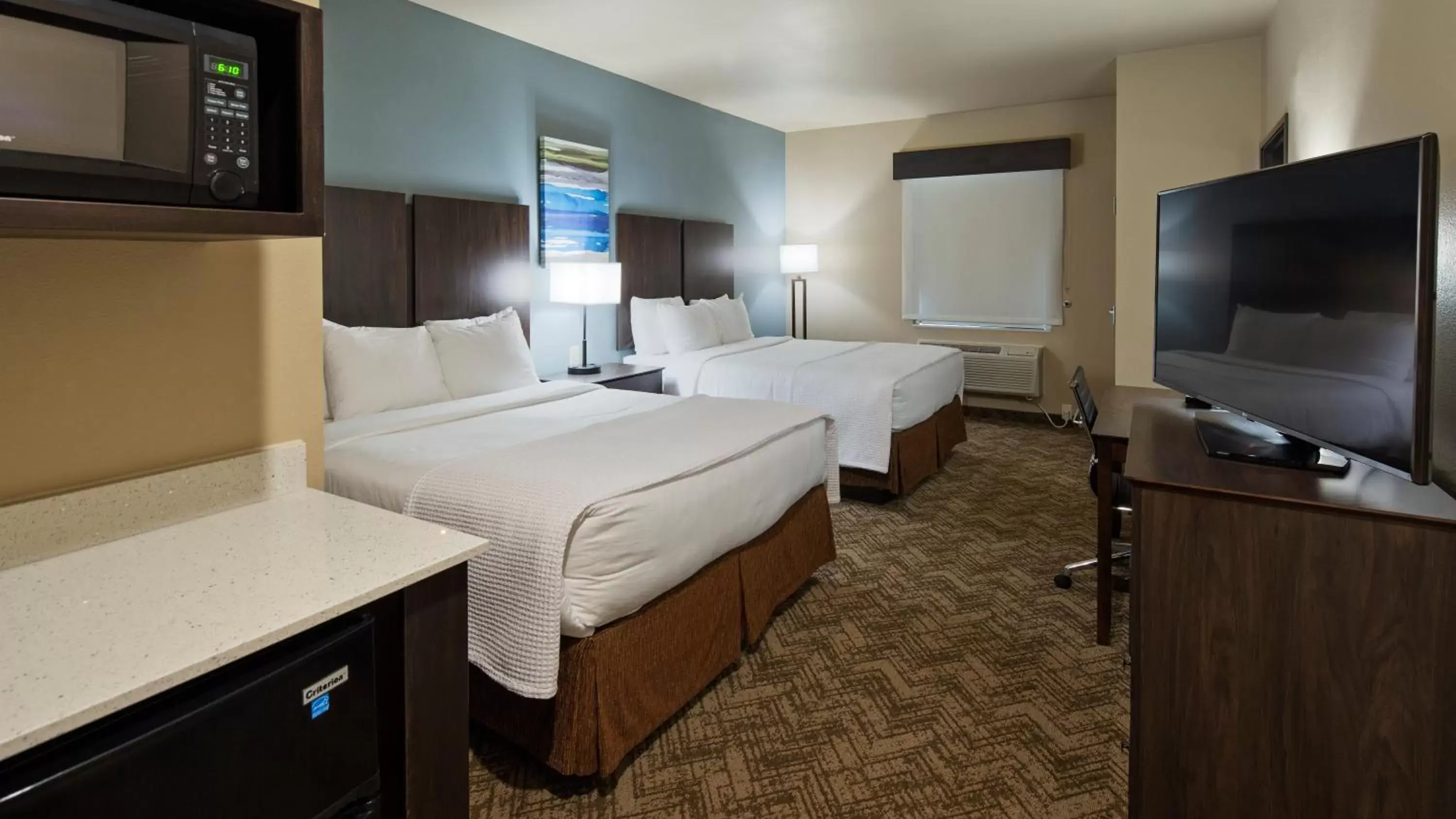 Bedroom, TV/Entertainment Center in Best Western Golden Spike Inn & Suites