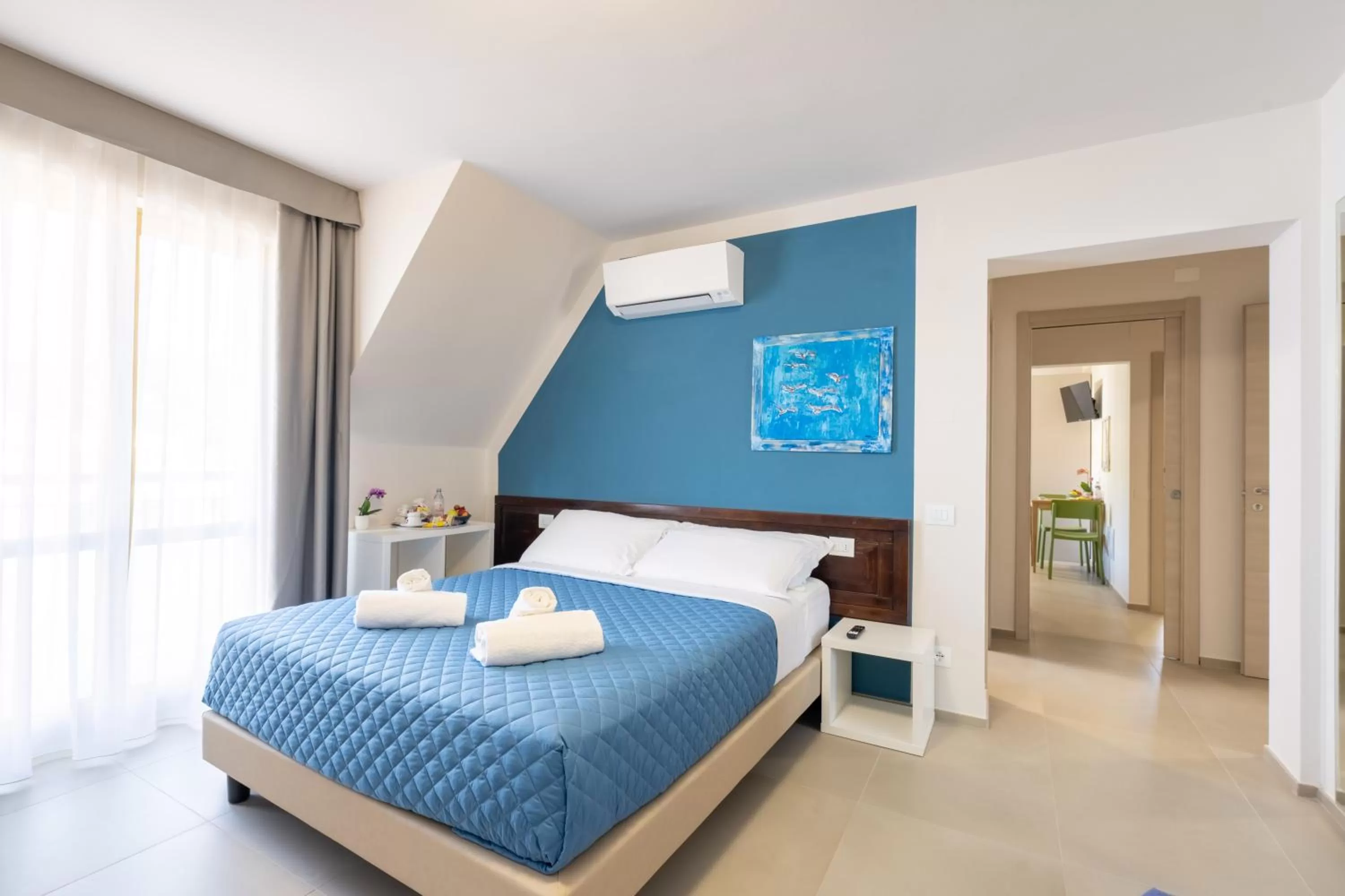 Photo of the whole room, Bed in Dea Suite Room