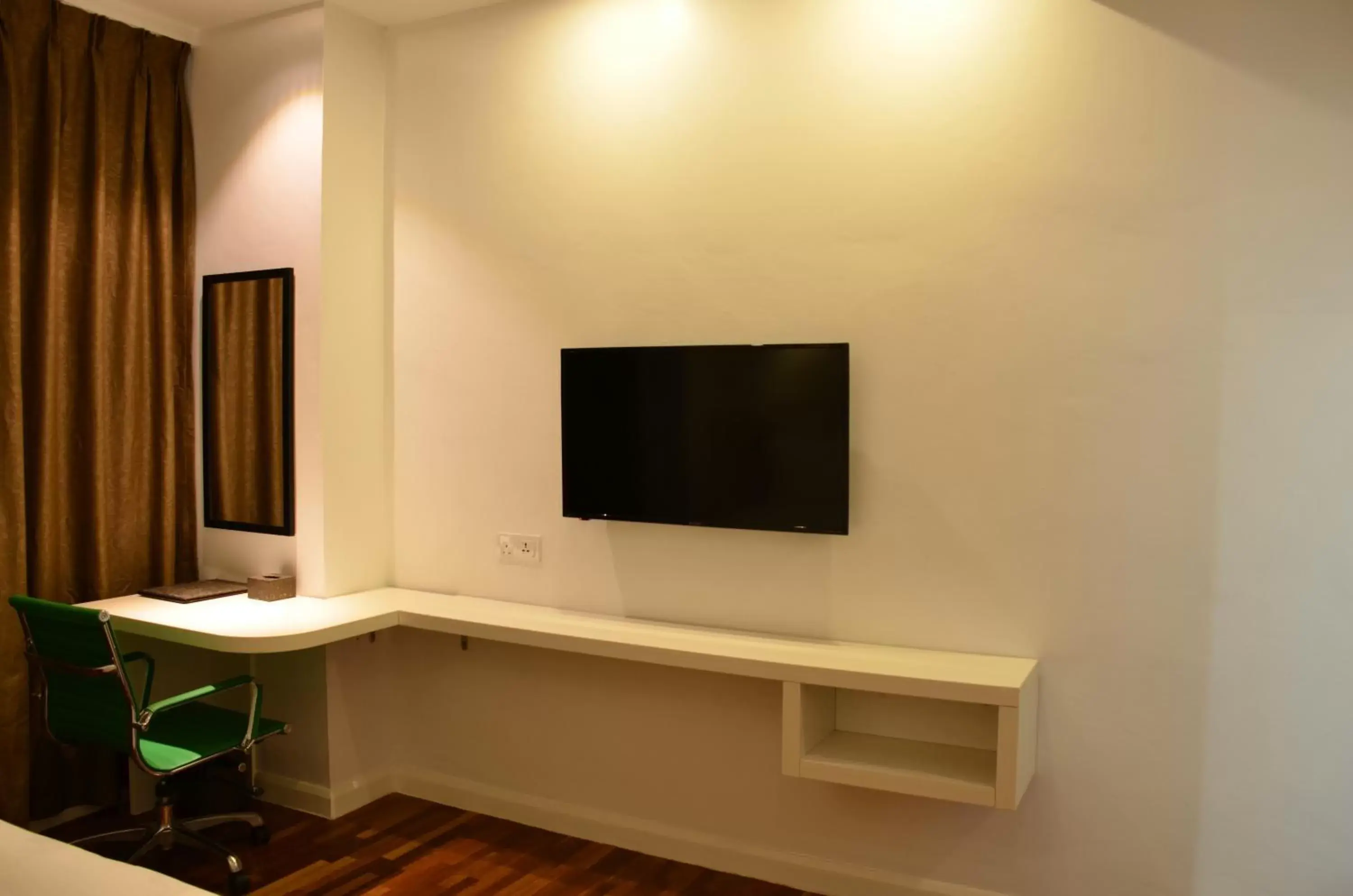 TV and multimedia, TV/Entertainment Center in Pine Garden Hotel