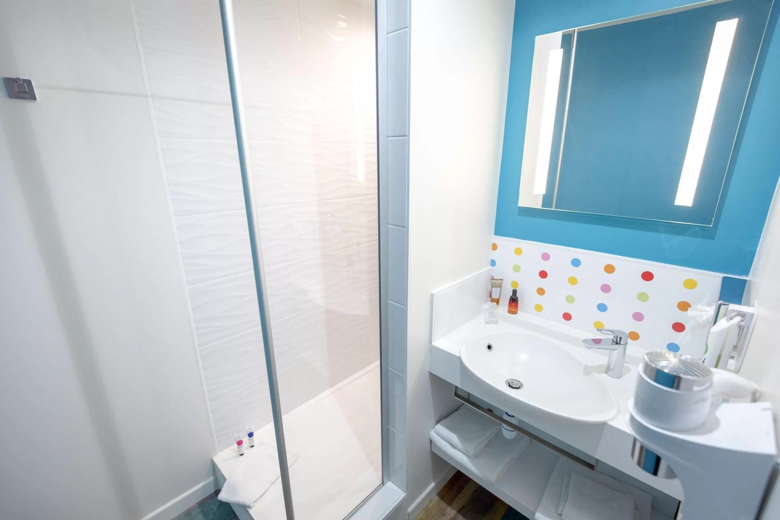 Shower in ibis Styles Fréjus St Raphael