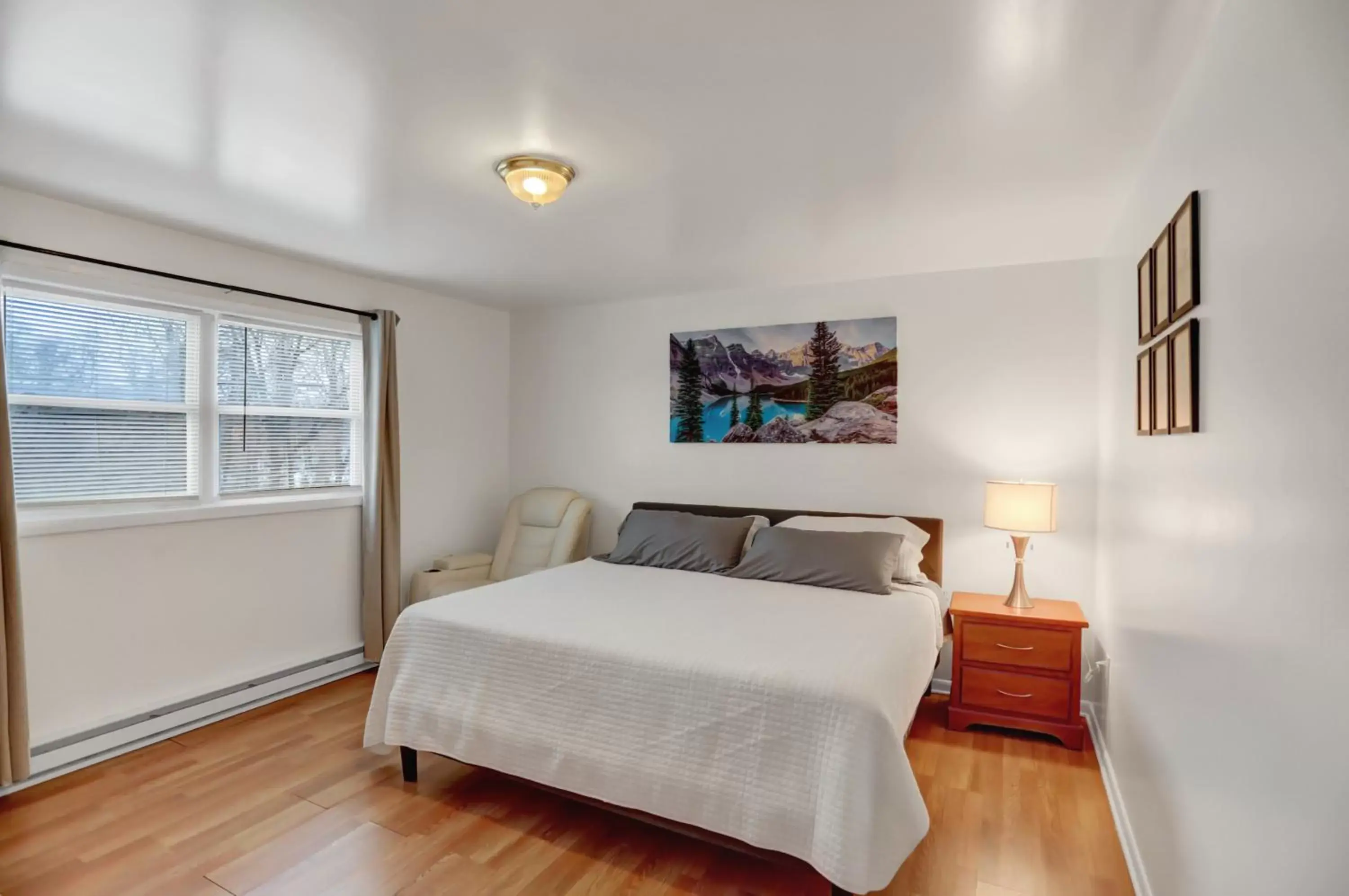 Photo of the whole room, Bed in Halifax Inn