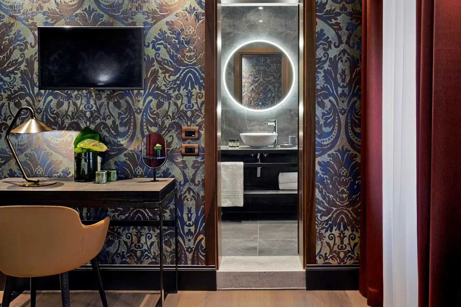 Bathroom, TV/Entertainment Center in Hotel American-Dinesen