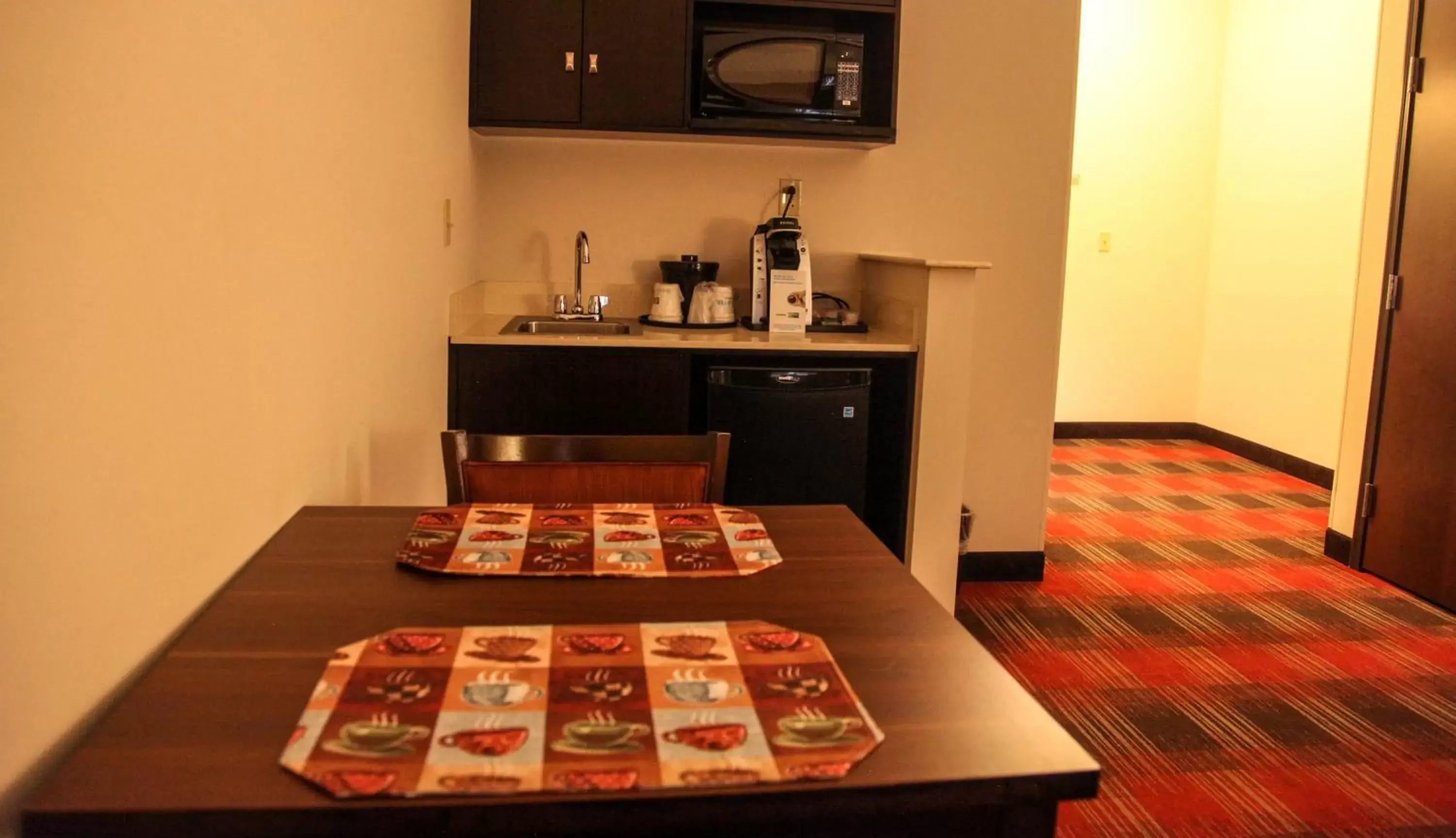 Bedroom, Kitchen/Kitchenette in Holiday Inn Express & Suites Cumberland - La Vale, an IHG Hotel