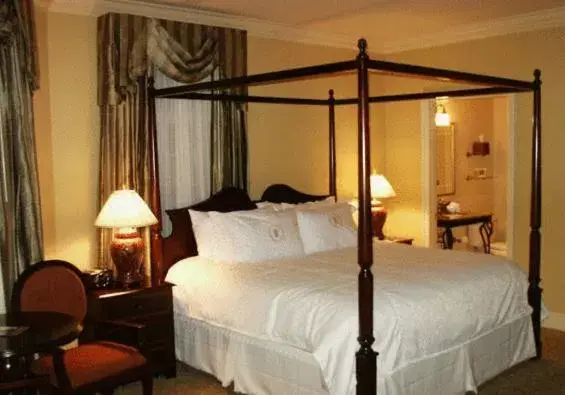 Bed in River Inn Of Harbor Town