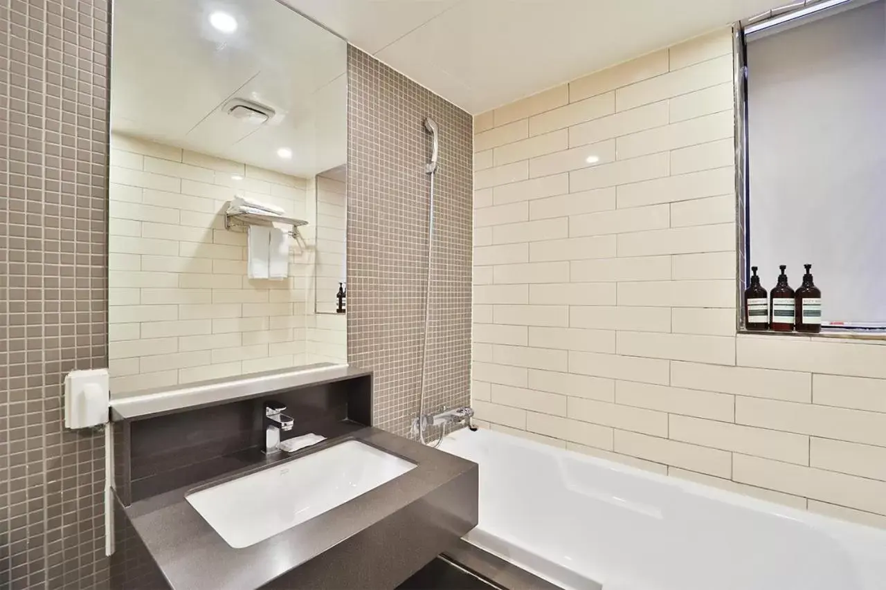 Shower, Bathroom in Bay Hound Hotel