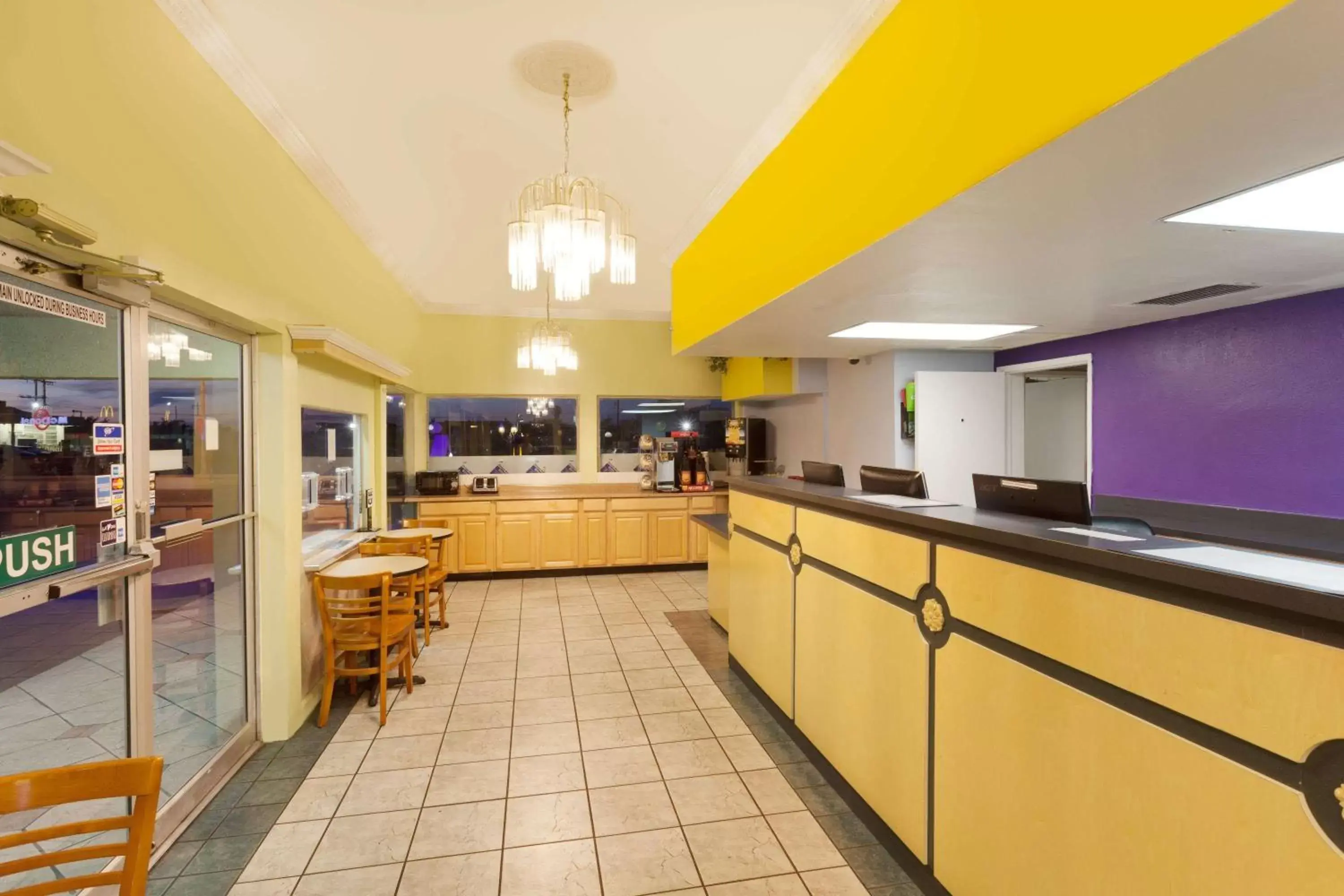 Lobby or reception, Kitchen/Kitchenette in Knights Inn Palmdale