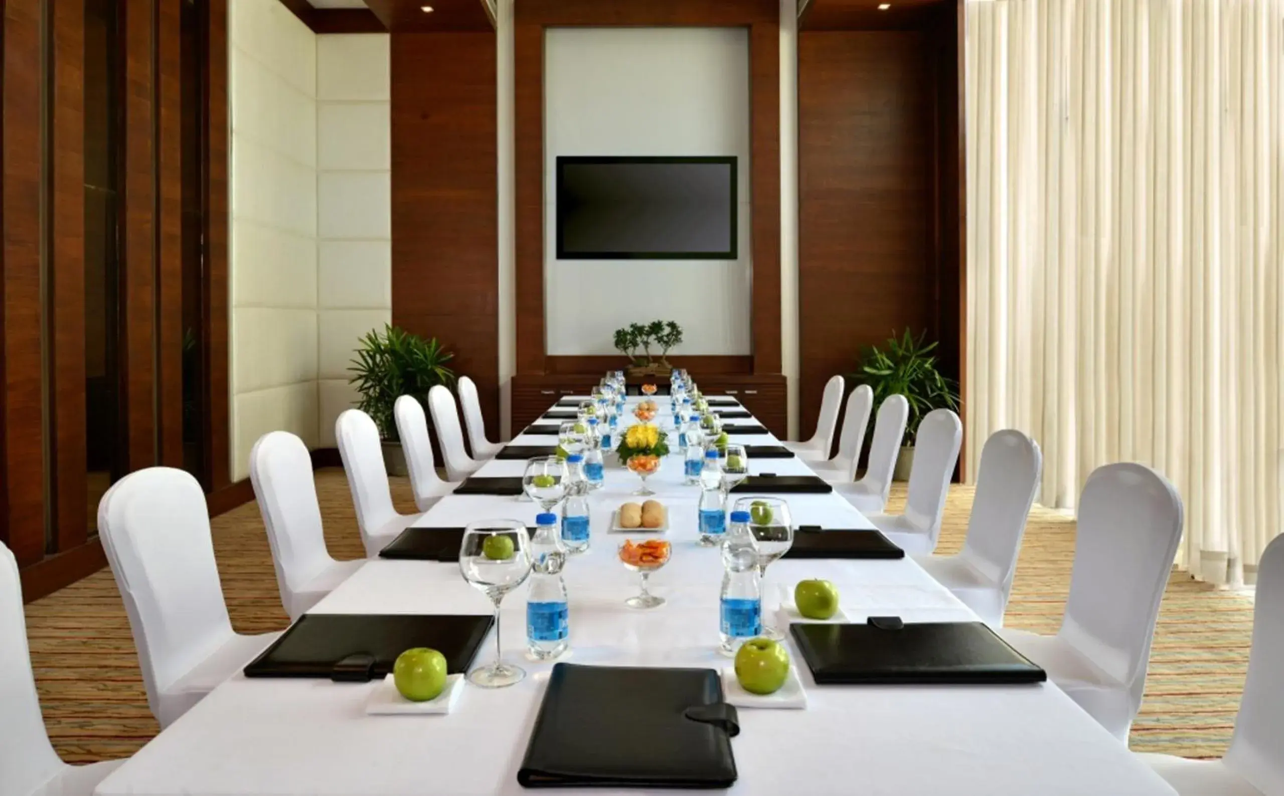 Business facilities in Golden Tulip Lucknow