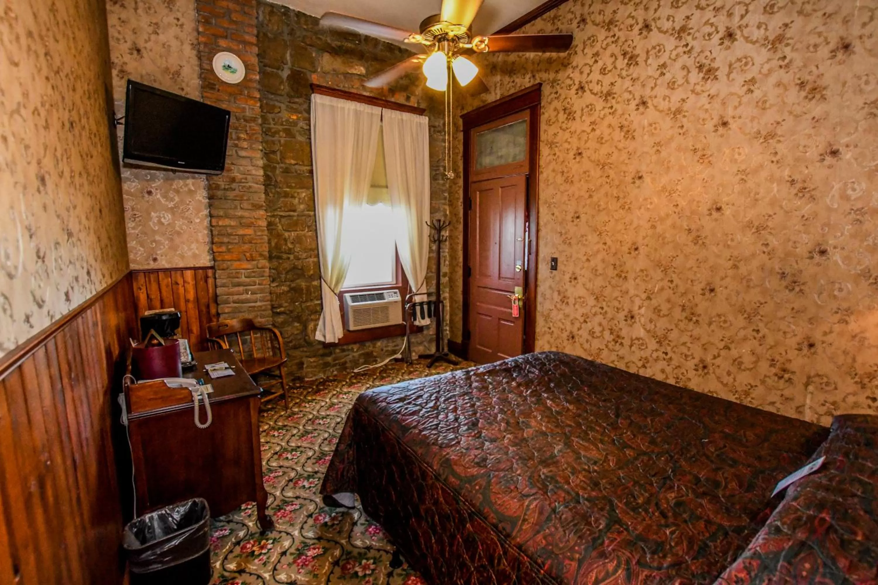 TV and multimedia, Bed in Irma Hotel