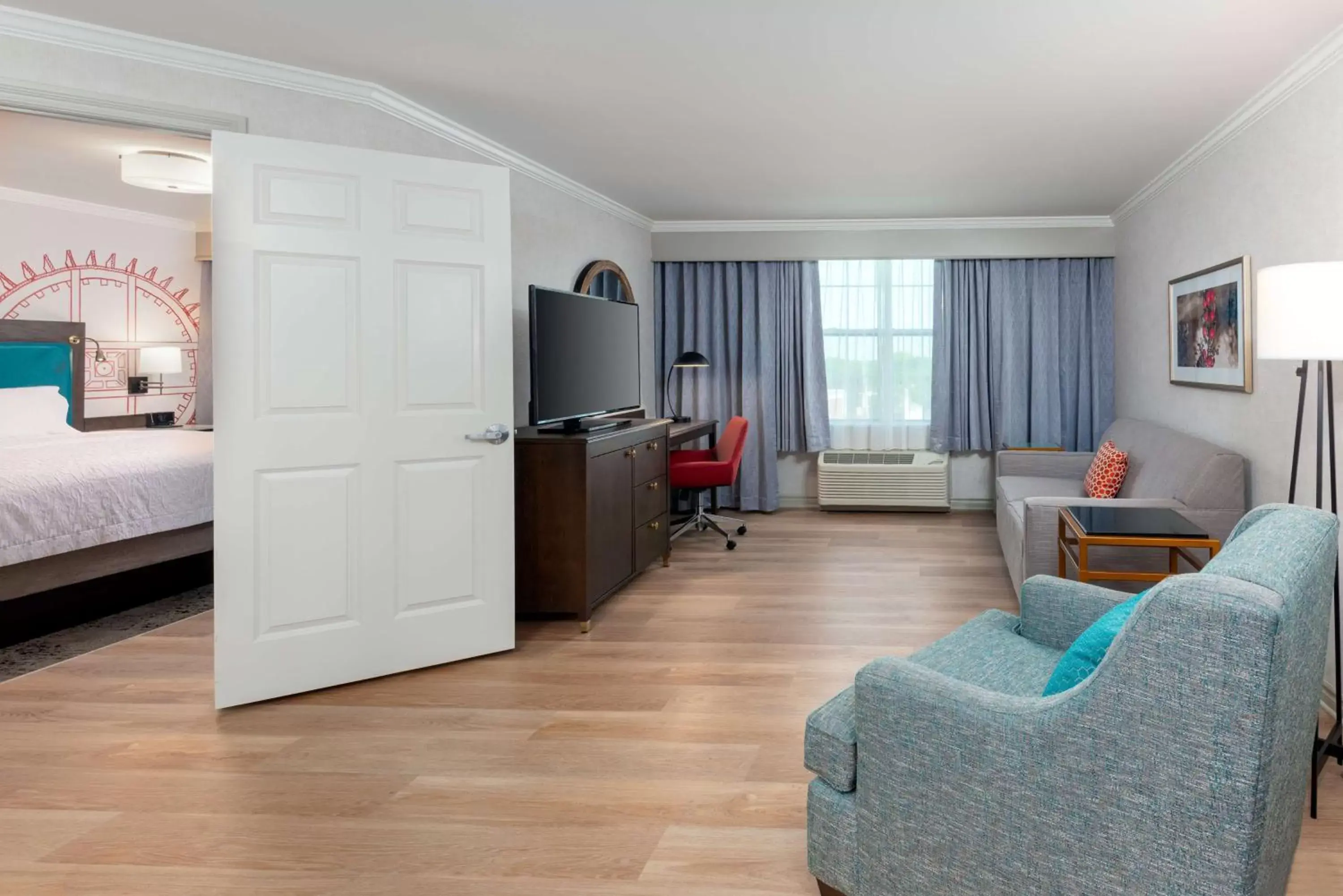 Bedroom, Seating Area in Hampton Inn Buffalo-Williamsville