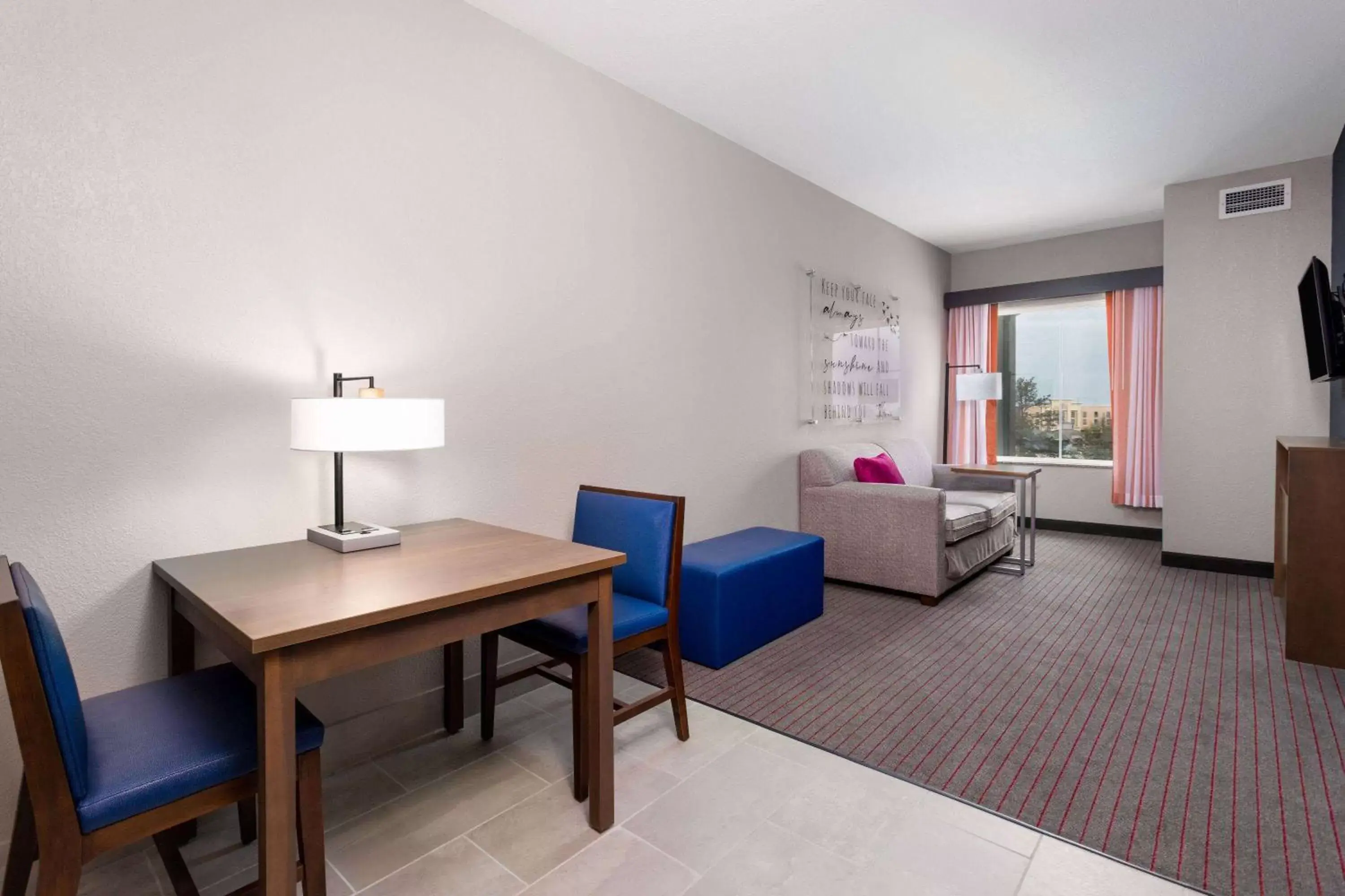 Bed, Seating Area in La Quinta Inn & Suites by Wyndham Augusta Near Fort Gordon