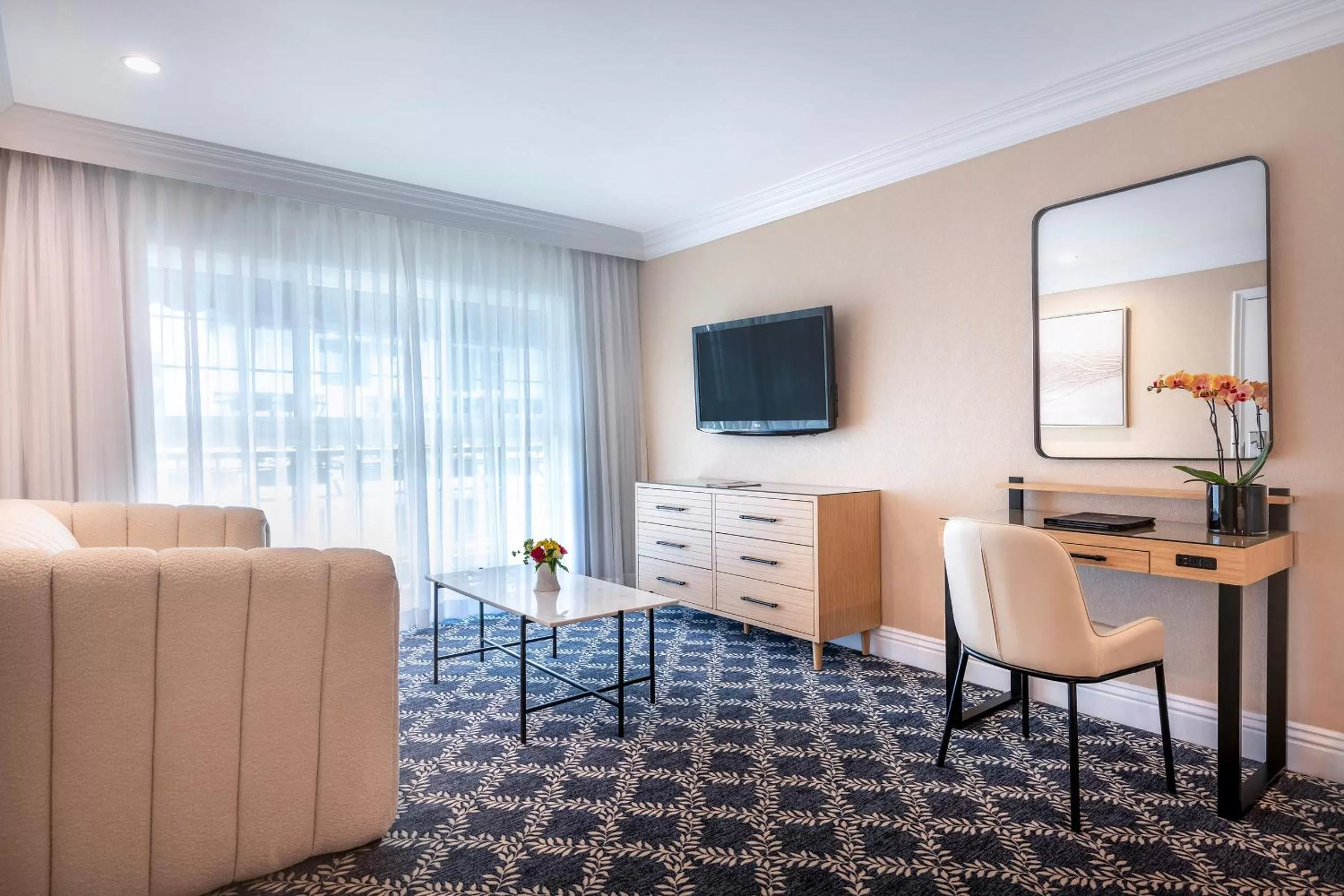 Seating area in Beverly Hills Plaza Hotel & Spa