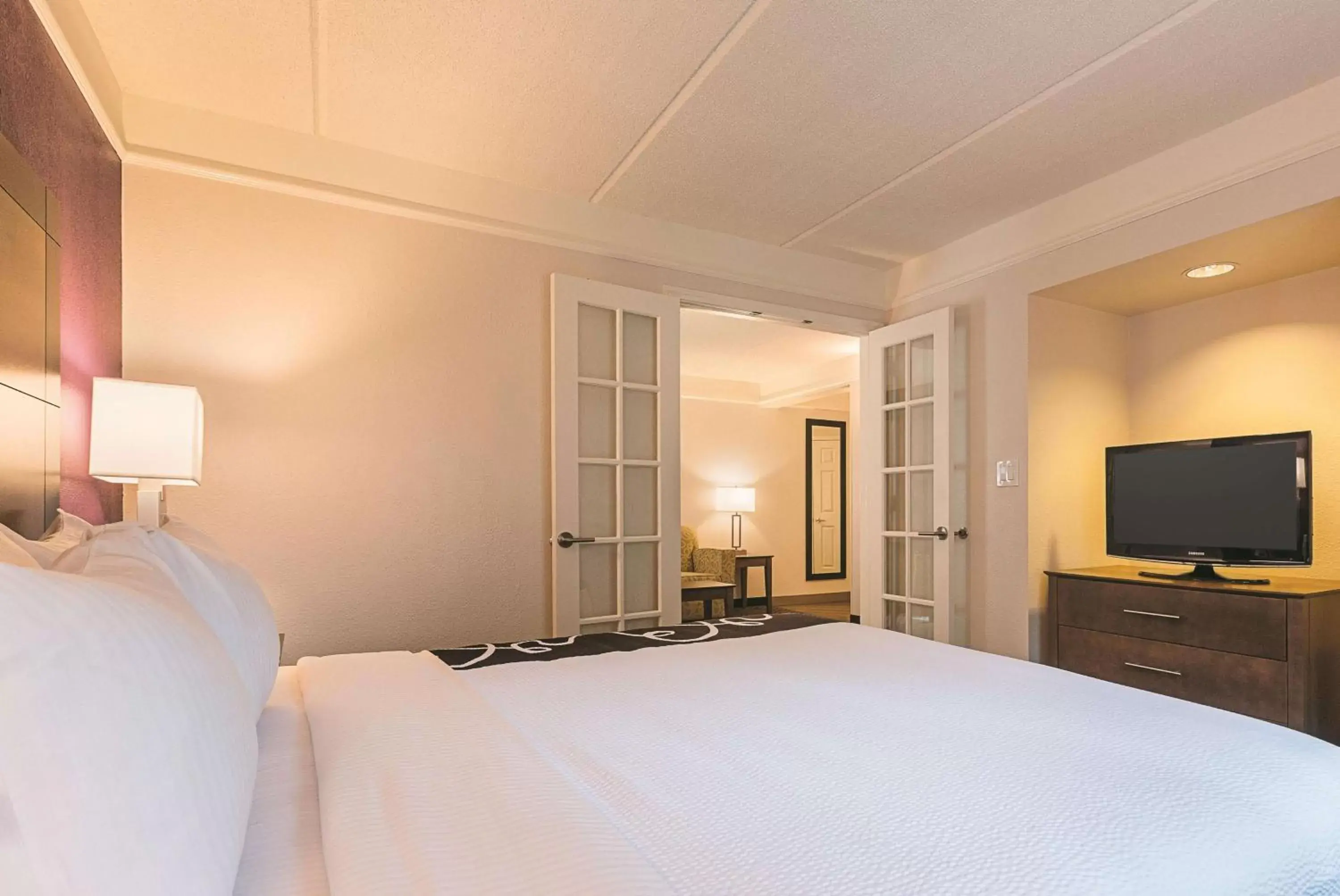 Photo of the whole room, Bed in La Quinta by Wyndham Atlanta Alpharetta