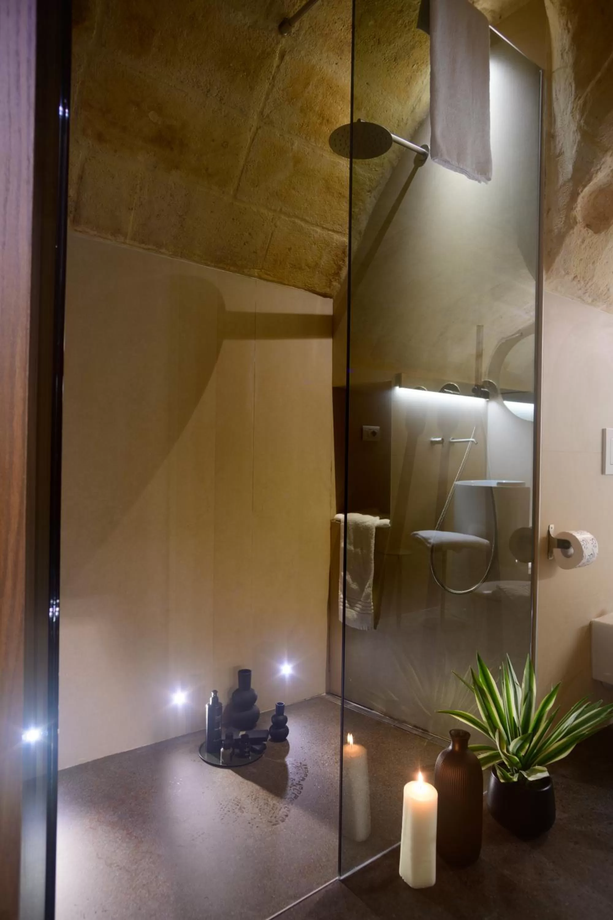 Shower in Le Malve Cave Retreat