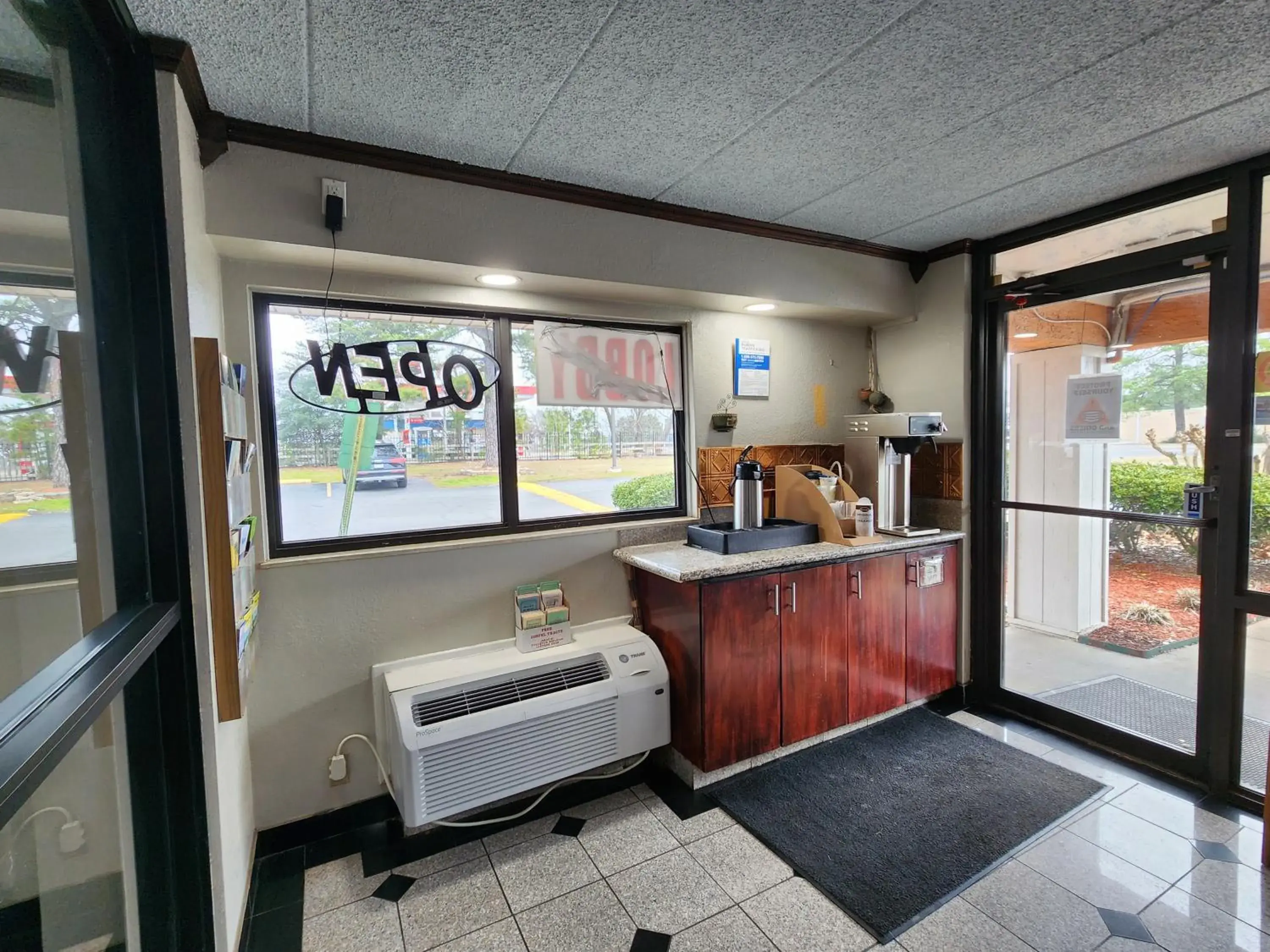 Coffee/tea facilities in Americas Best Value Inn and Suites Little Rock