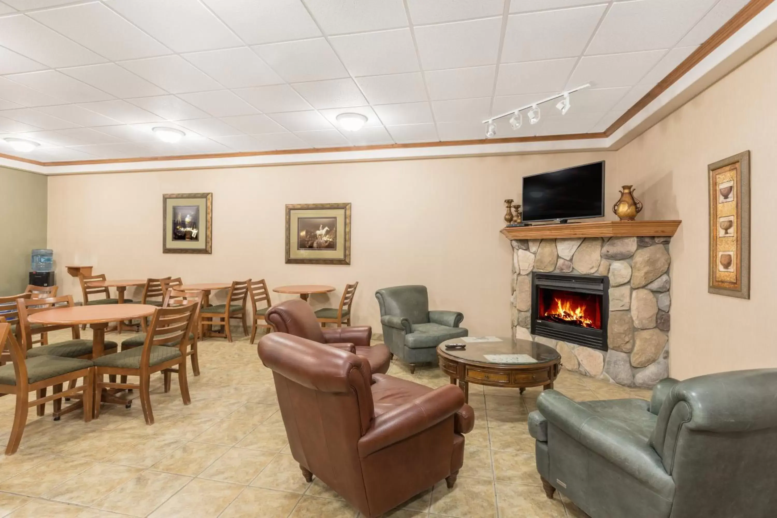Communal lounge/ TV room, Seating Area in Ramada by Wyndham Clairmont/Grande Prairie