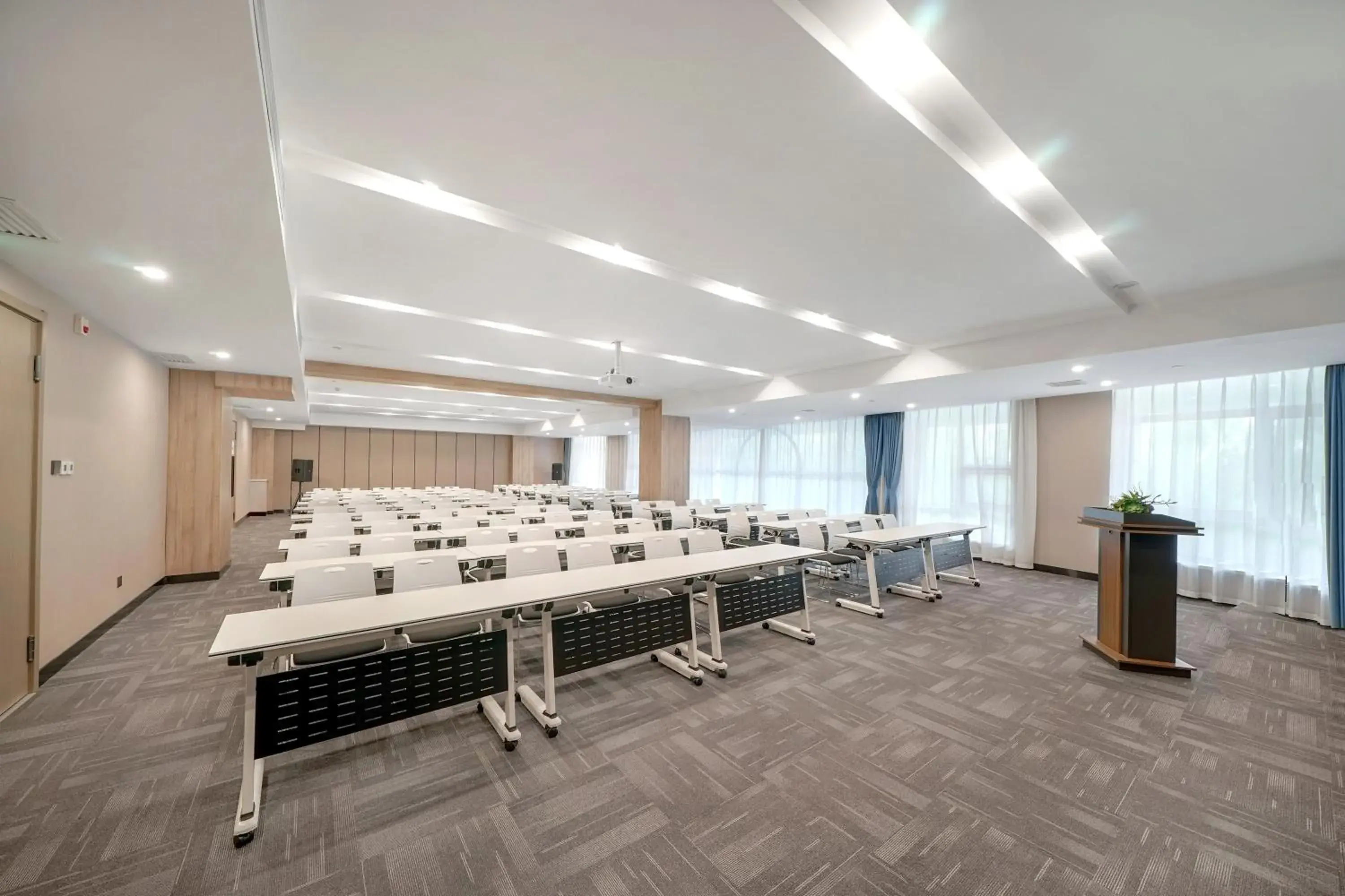 Meeting/conference room in Holiday Inn Express - Harbin Songbei New District, an IHG Hotel