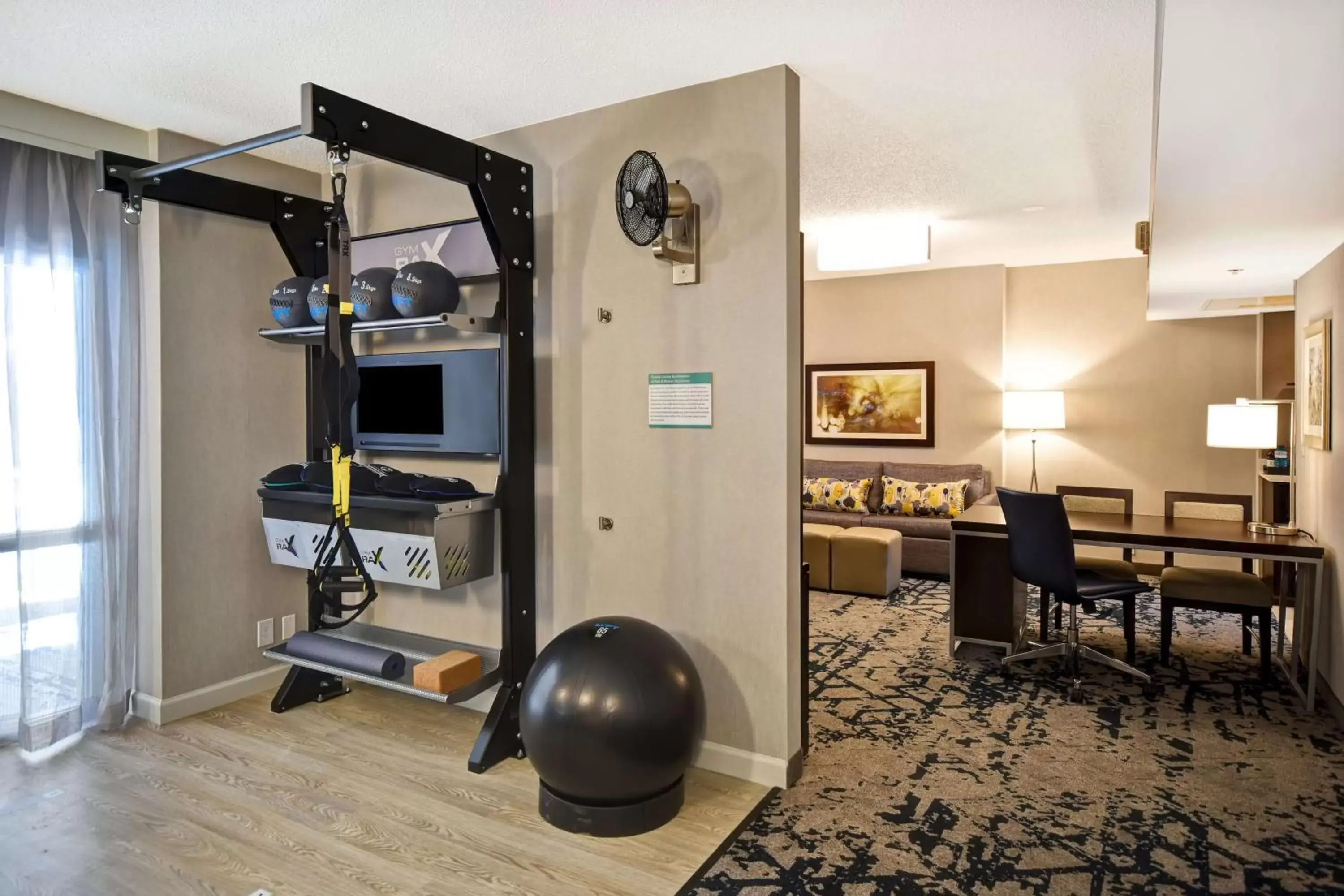 Living room, Fitness Center/Facilities in Hilton Charlotte Airport Hotel