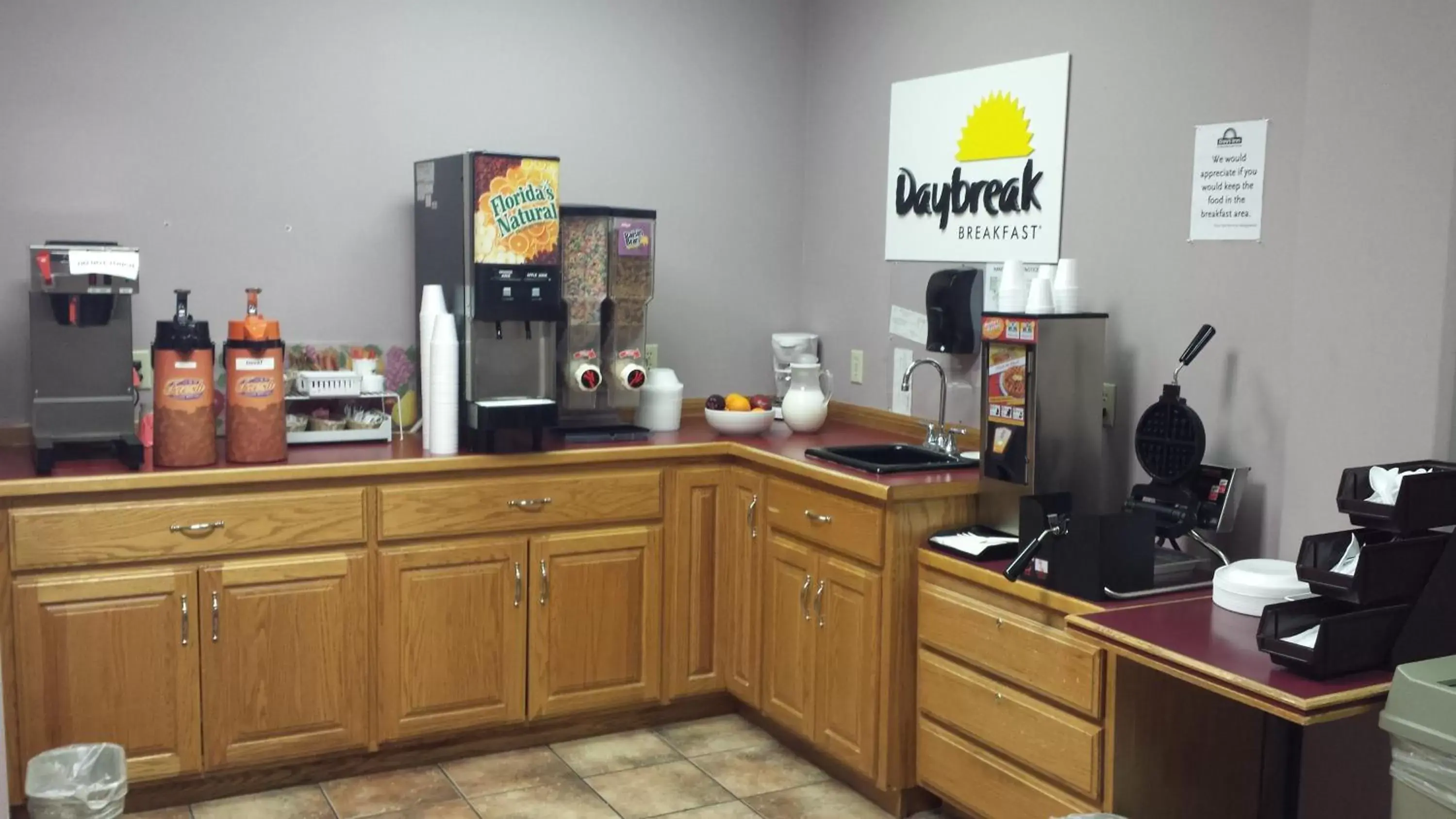 Coffee/tea facilities in Days Inn by Wyndham Harrison