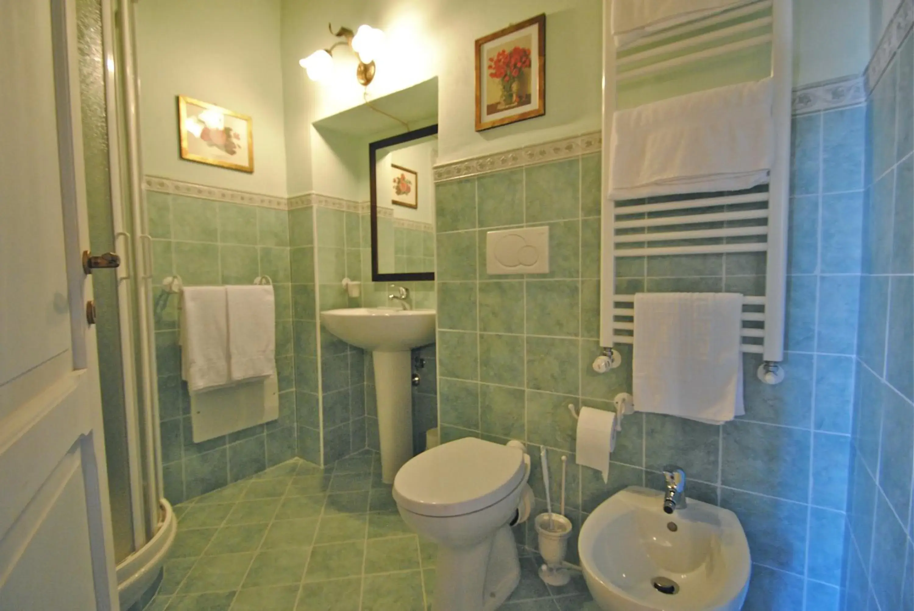 Bathroom in Torre Sangiovanni Albergo e Ristorante