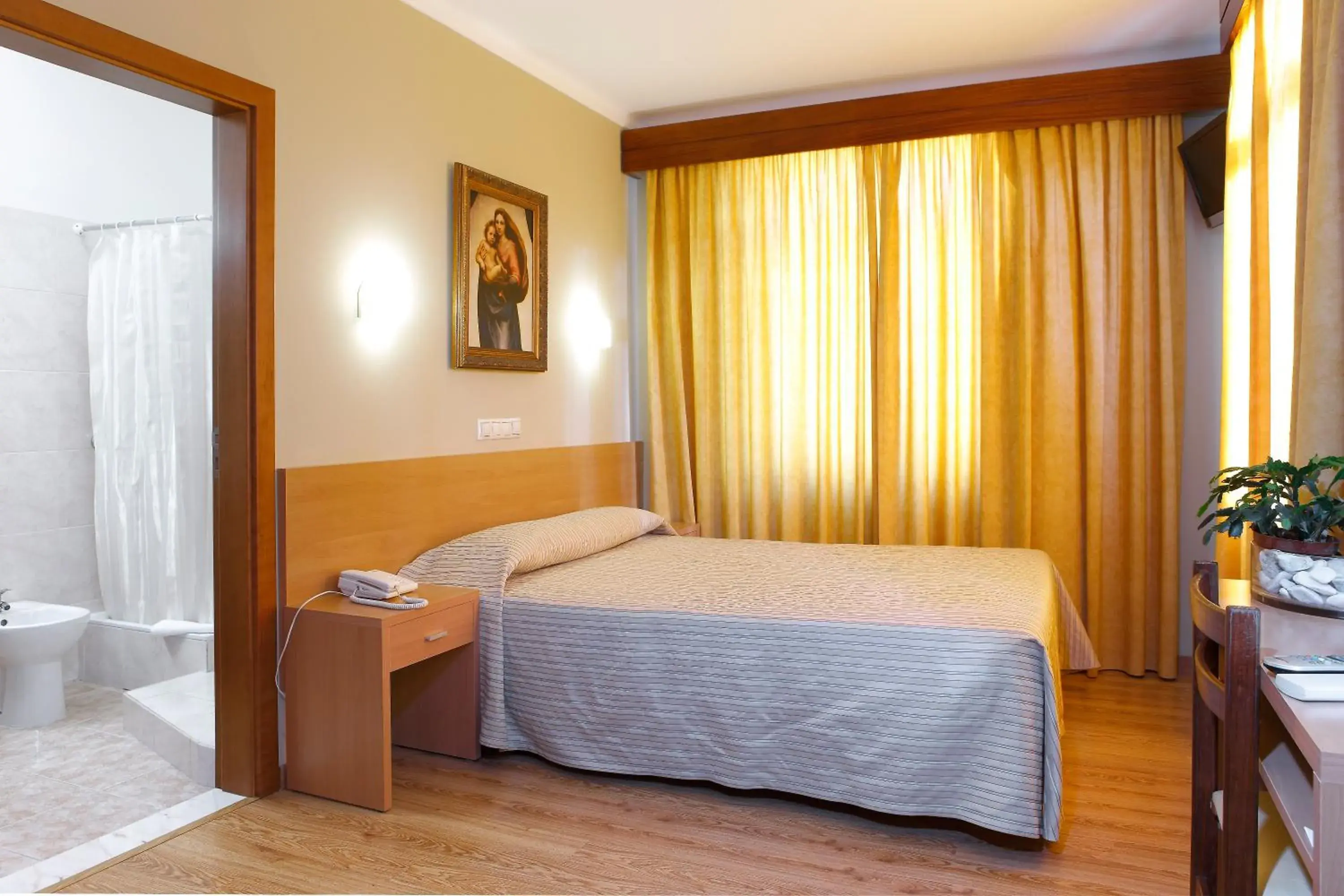 Shower, Bed in Domus Pacis Fatima Hotel