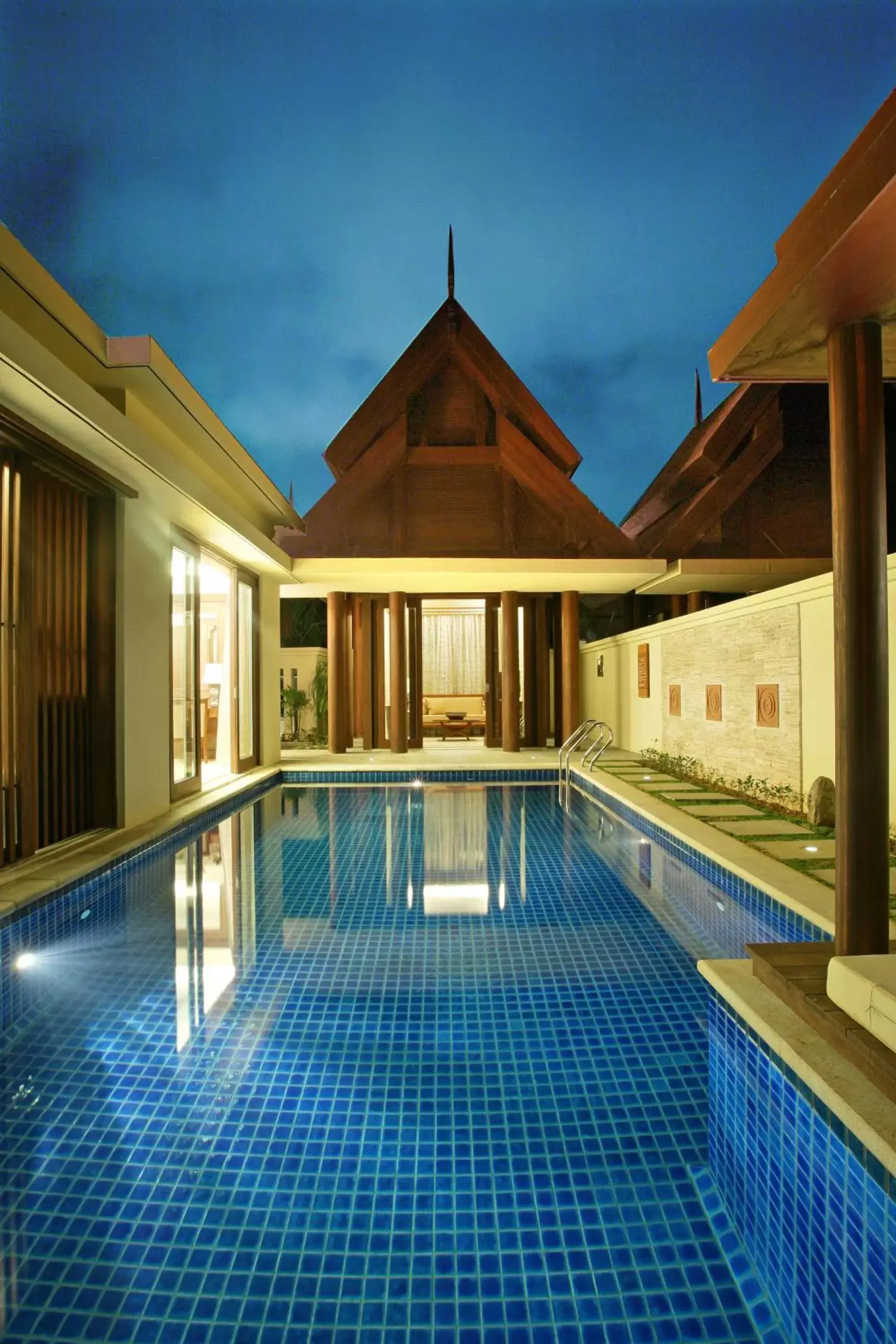 Property building, Swimming Pool in Pullman Sanya Yalong Bay Villas & Resort