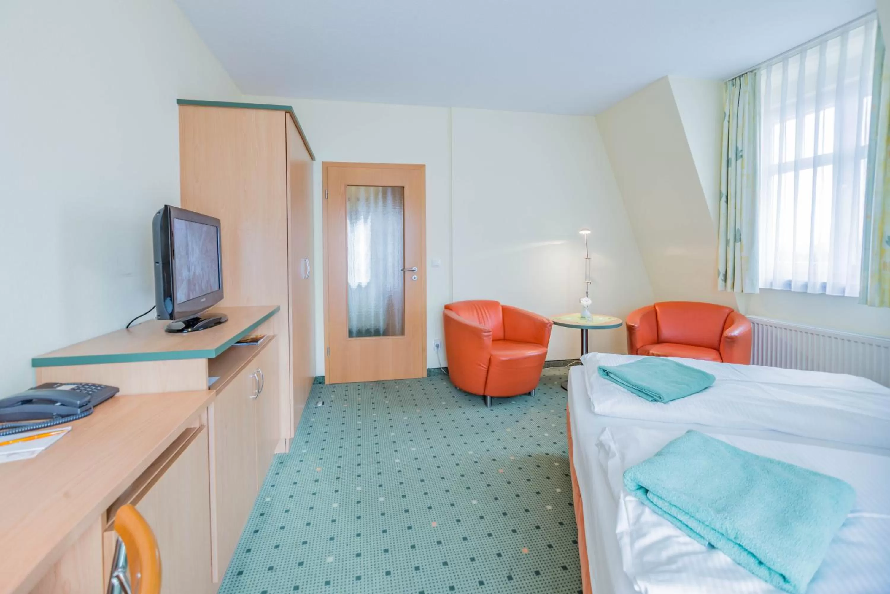 Living room, Bed in Am Weststrand Aparthotel Kühlungsborn